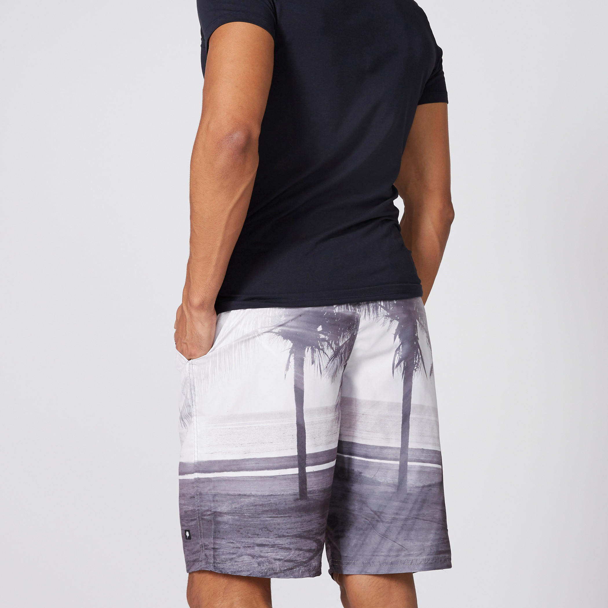 شورت بطبعات وخصر مطّاطي وجيب-men-clothing-bottoms-shorts-image-2