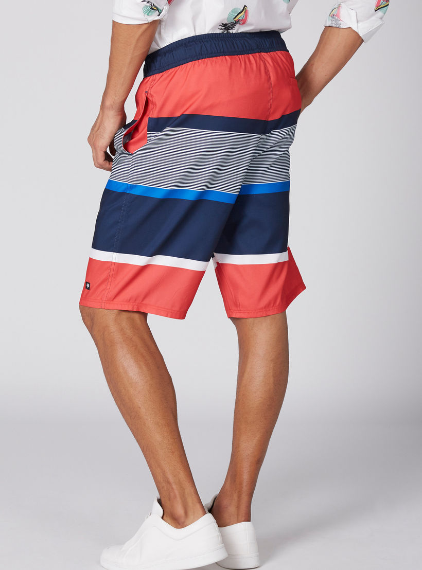 شورت مقلم بخصر مطاطي وجيوب ورباط-men-clothing-bottoms-shorts-image-5