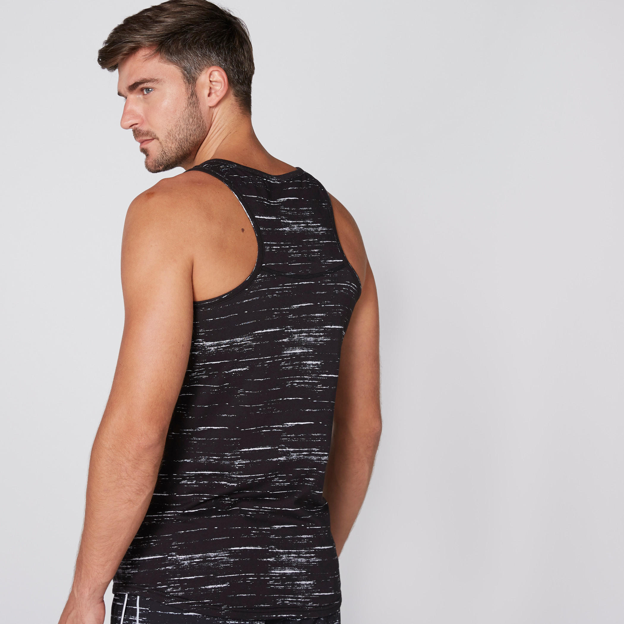 سترة فيست بياقة عميقة وظهر ريسر وطبعات-men-clothing-sportswearandactivewear-tshirtsandpolos-image-2