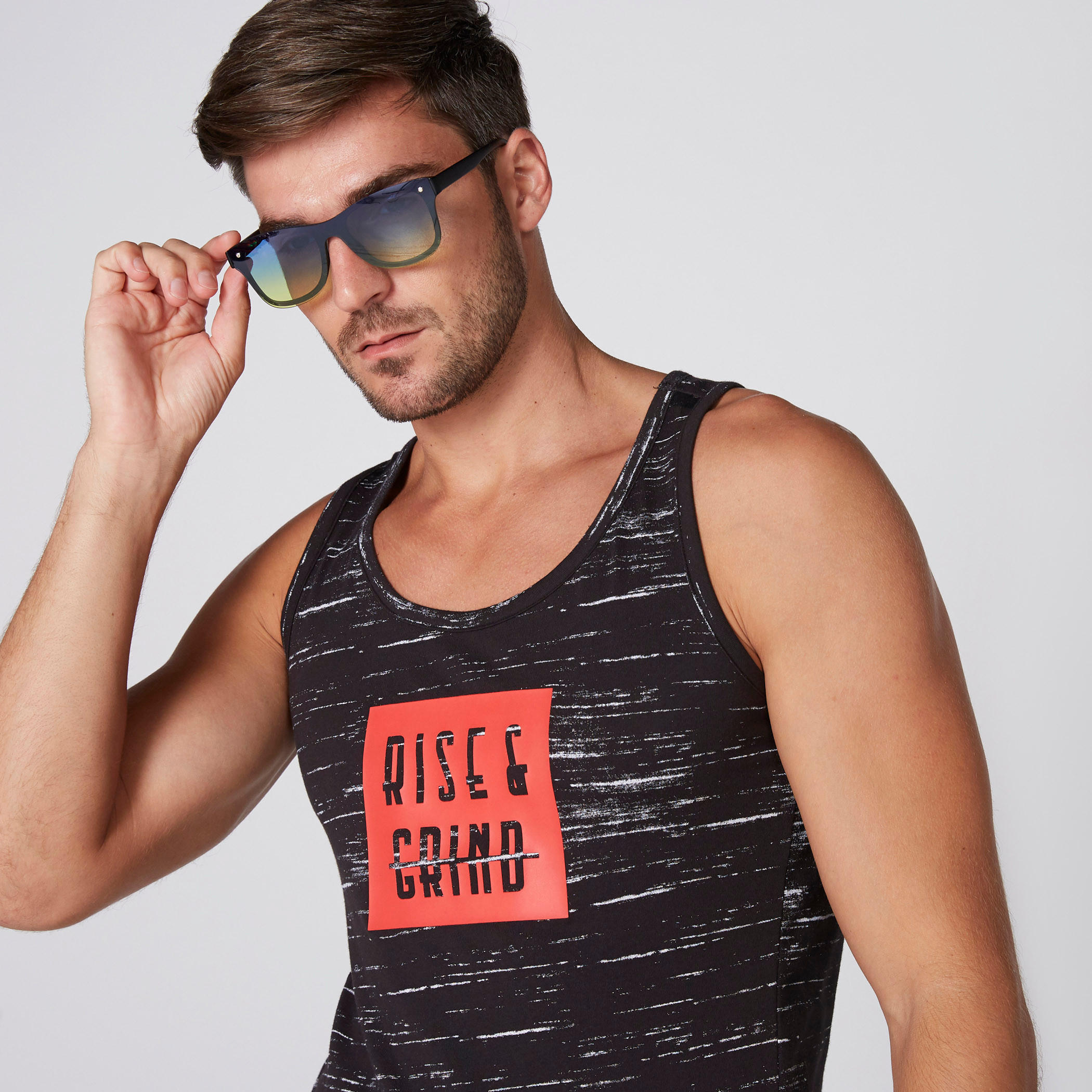 سترة فيست بياقة عميقة وظهر ريسر وطبعات-men-clothing-sportswearandactivewear-tshirtsandpolos-image-3