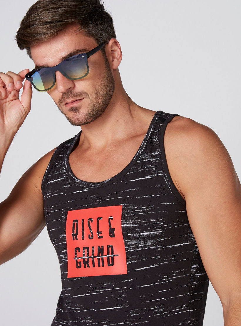 سترة فيست بياقة عميقة وظهر ريسر وطبعات-men-clothing-sportswearandactivewear-tshirtsandpolos-image-3