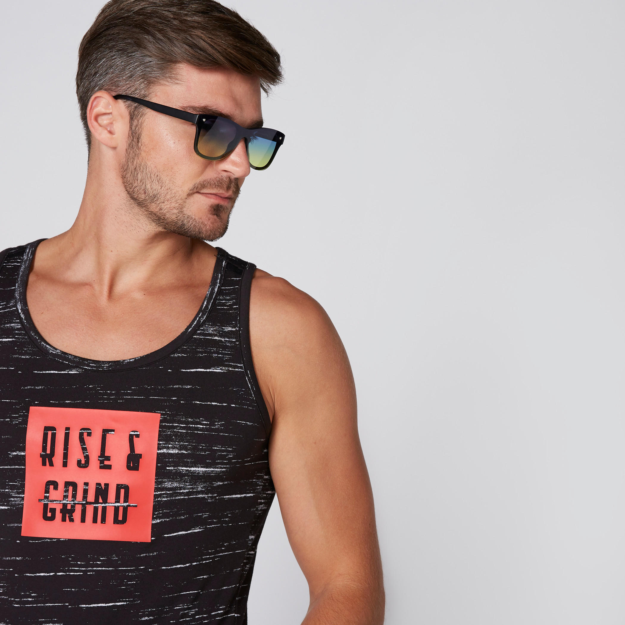 سترة فيست بياقة عميقة وظهر ريسر وطبعات-men-clothing-sportswearandactivewear-tshirtsandpolos-image-4