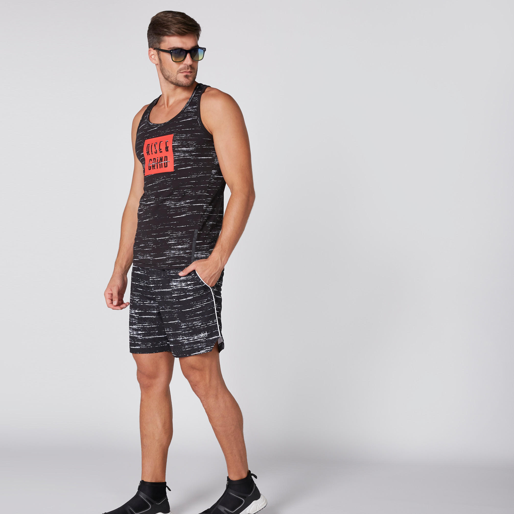 سترة فيست بياقة عميقة وظهر ريسر وطبعات-men-clothing-sportswearandactivewear-tshirtsandpolos-image-5