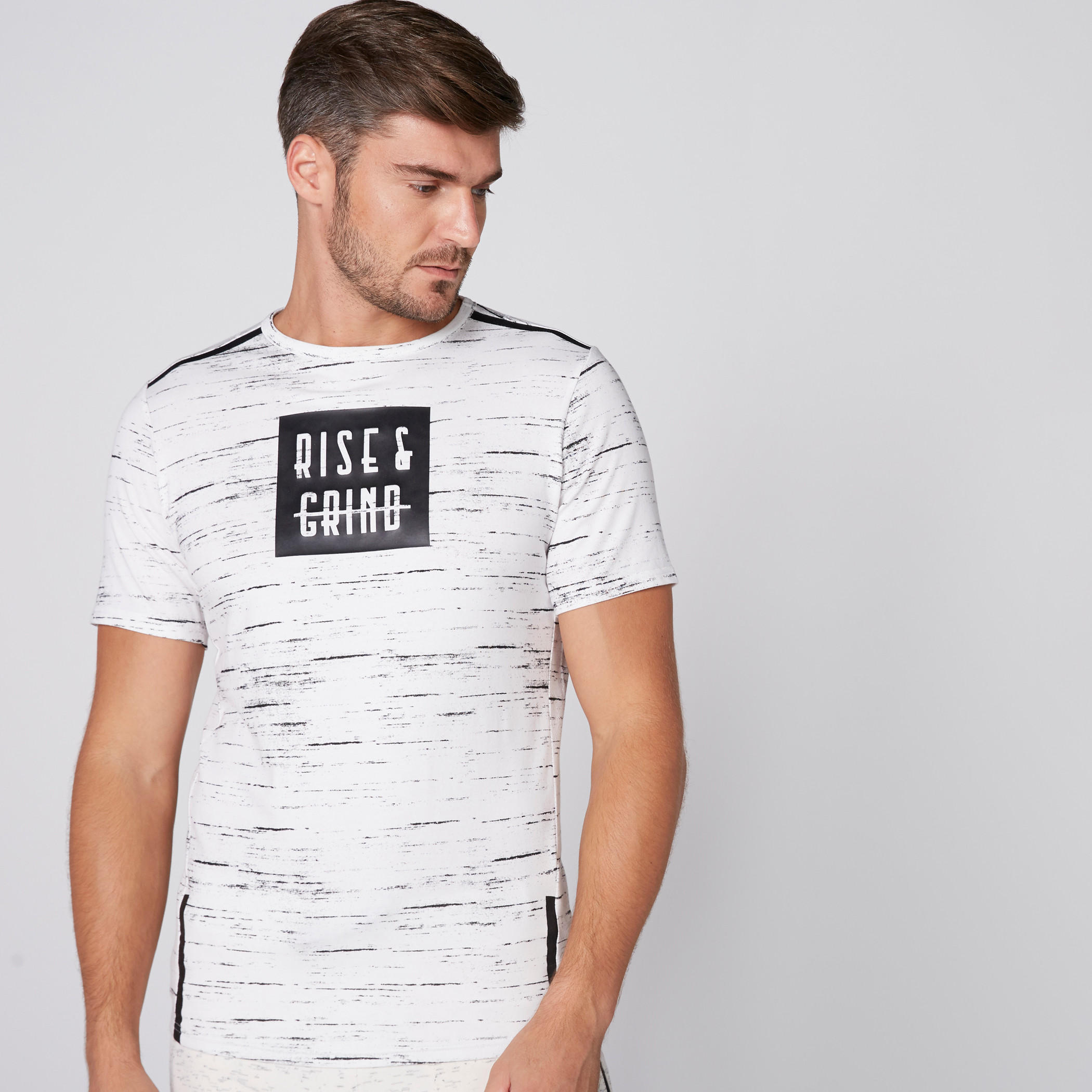 تيشيرت بياقة مستديرة وأكمام قصيرة وطبعات-men-clothing-sportswearandactivewear-tshirtsandpolos-image-1
