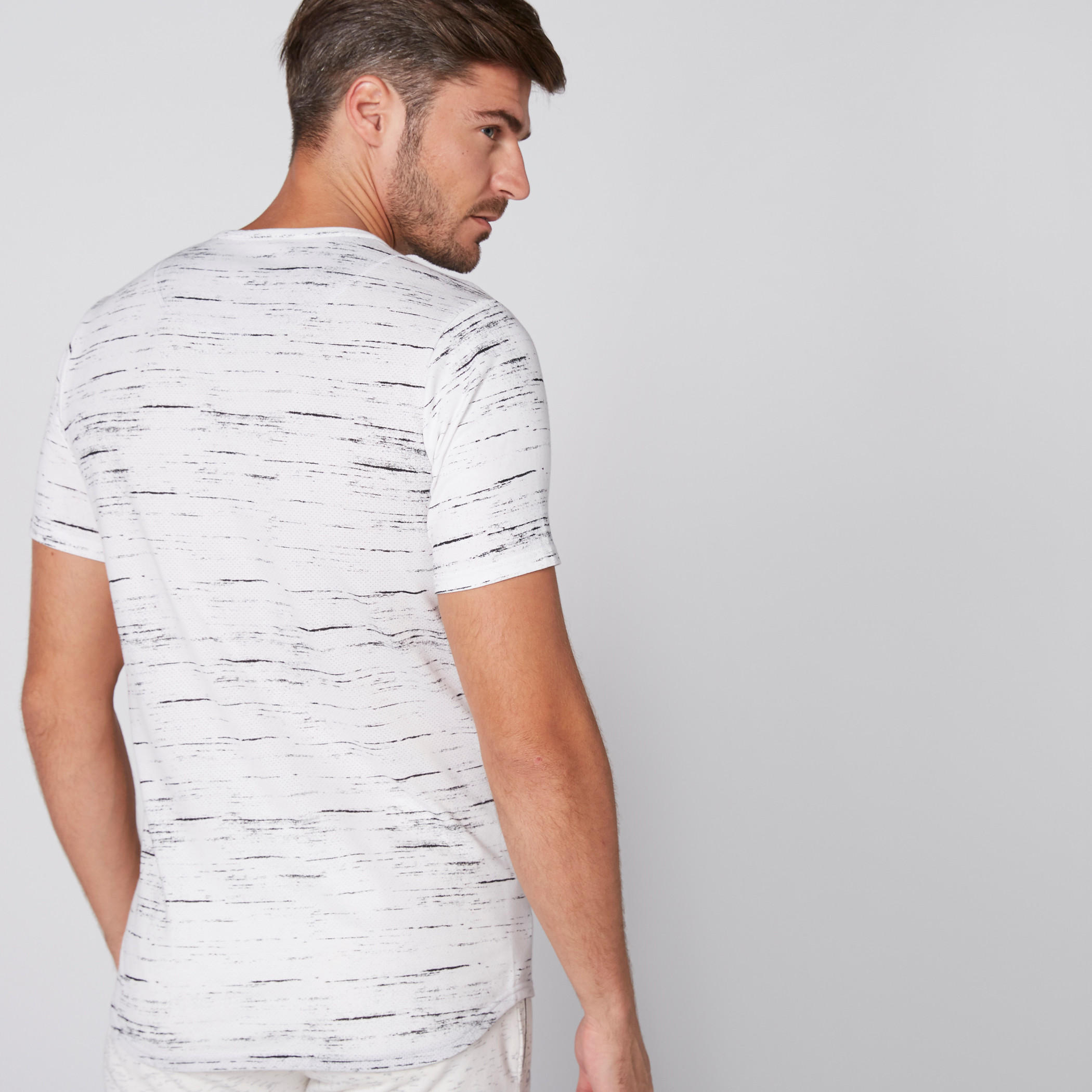 تيشيرت بياقة مستديرة وأكمام قصيرة وطبعات-men-clothing-sportswearandactivewear-tshirtsandpolos-image-2