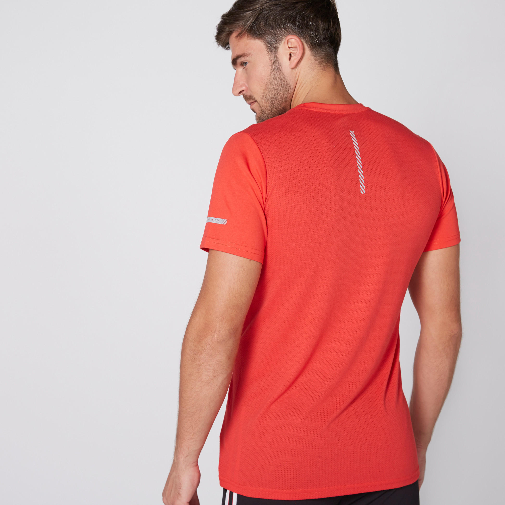 تيشيرت بياقة مستديرة وأكمام قصيرة-men-clothing-sportswearandactivewear-tshirtsandpolos-image-2