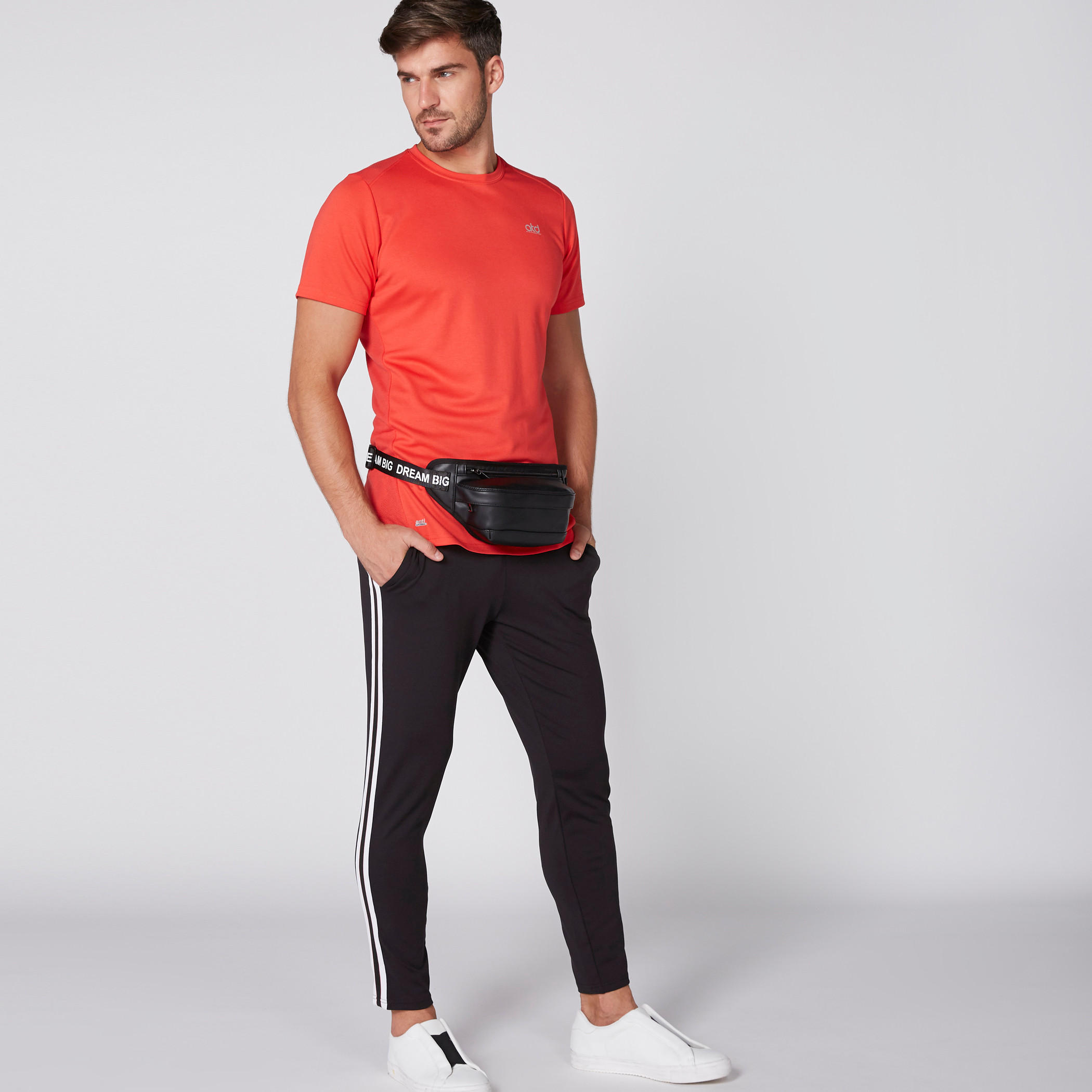 تيشيرت بياقة مستديرة وأكمام قصيرة-men-clothing-sportswearandactivewear-tshirtsandpolos-image-4
