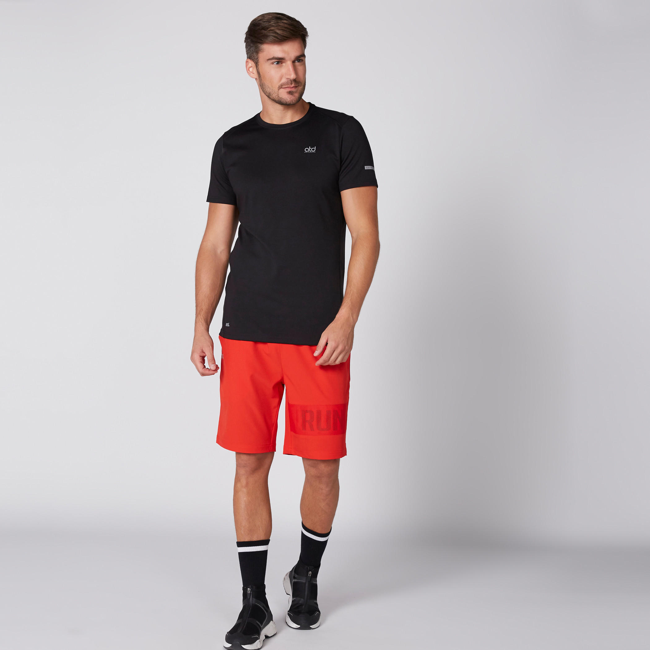 تيشيرت بياقة مستديرة وأكمام قصيرة-men-clothing-sportswearandactivewear-tshirtsandpolos-image-1