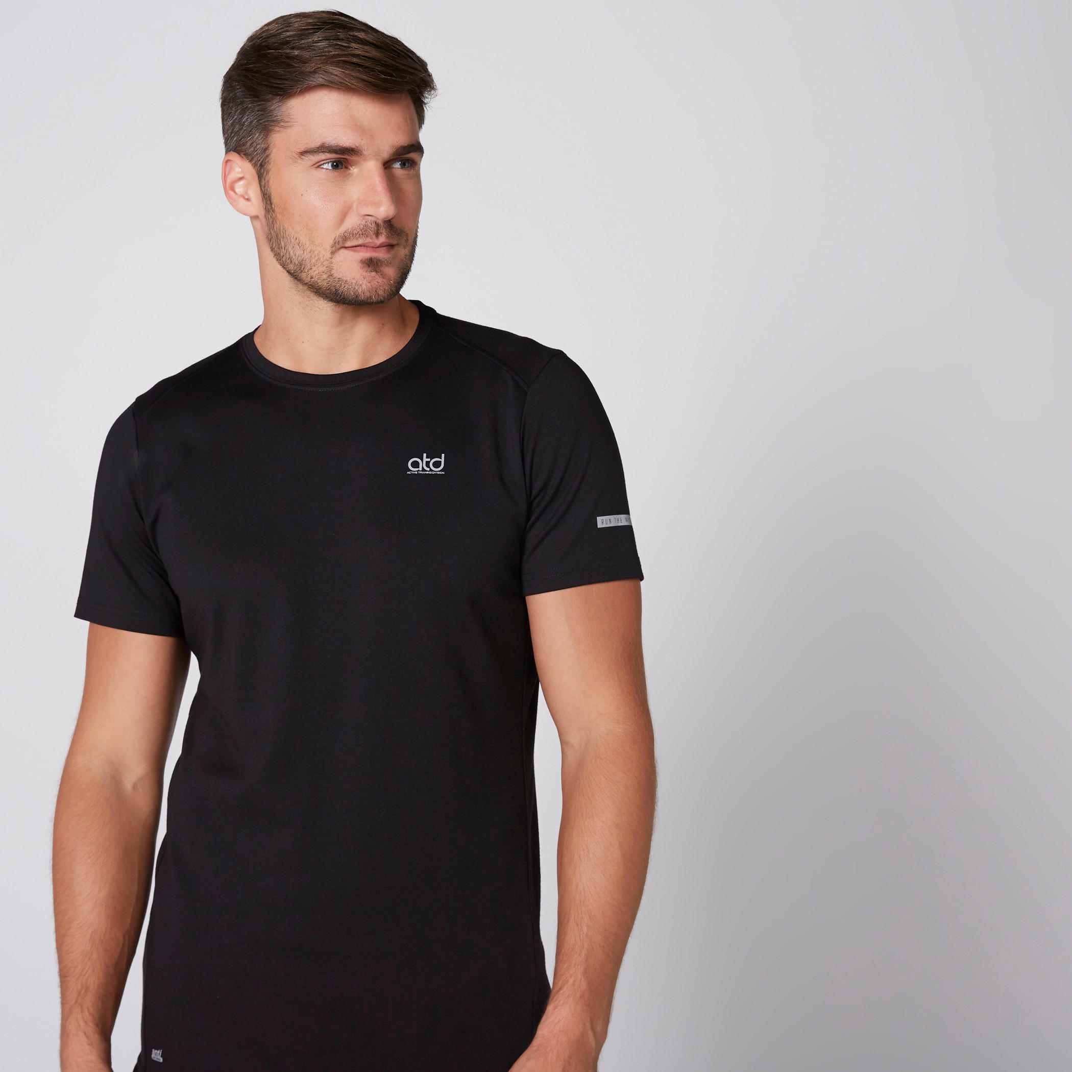 تيشيرت بياقة مستديرة وأكمام قصيرة-men-clothing-sportswearandactivewear-tshirtsandpolos-image-2