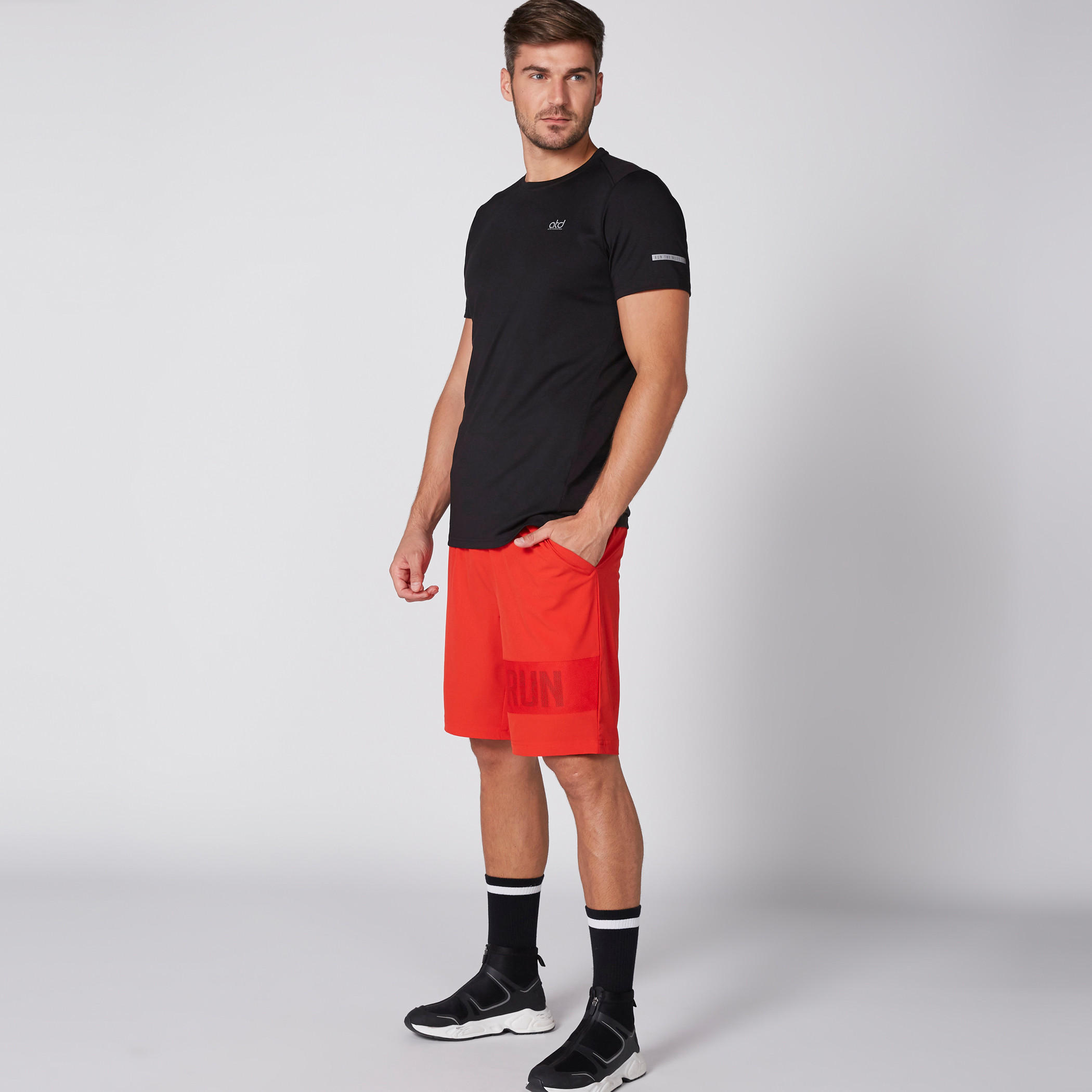 تيشيرت بياقة مستديرة وأكمام قصيرة-men-clothing-sportswearandactivewear-tshirtsandpolos-image-4