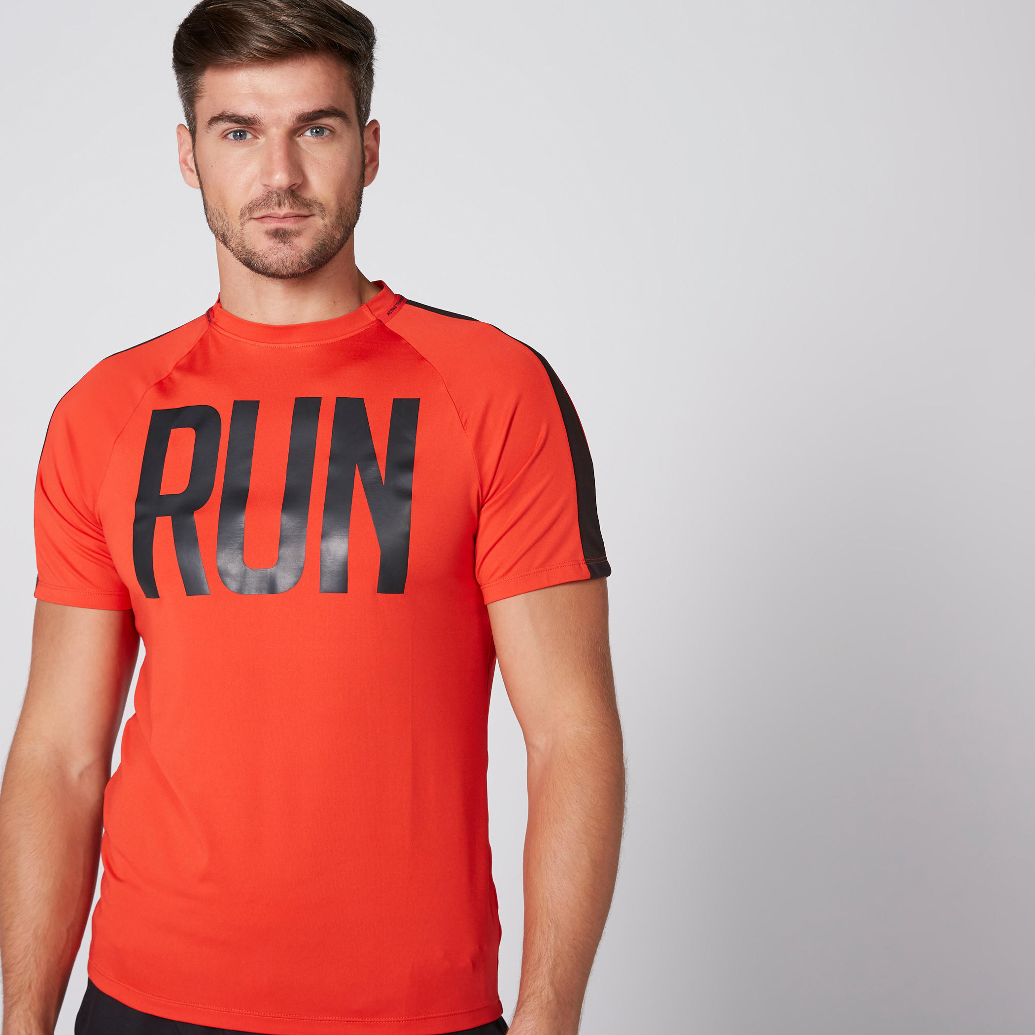 تيشيرت بياقة مستديرة وأكمام مغايرة وطبعات-men-clothing-sportswearandactivewear-tshirtsandpolos-image-1