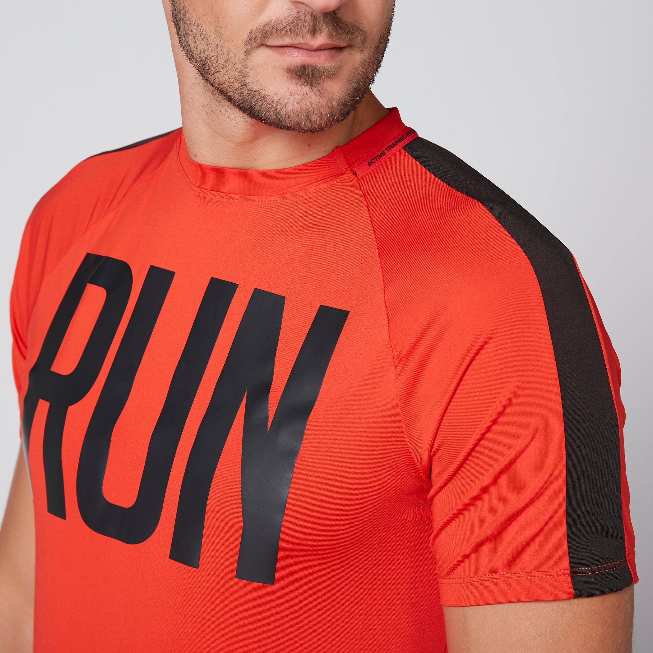 تيشيرت بياقة مستديرة وأكمام مغايرة وطبعات-men-clothing-sportswearandactivewear-tshirtsandpolos-image-2