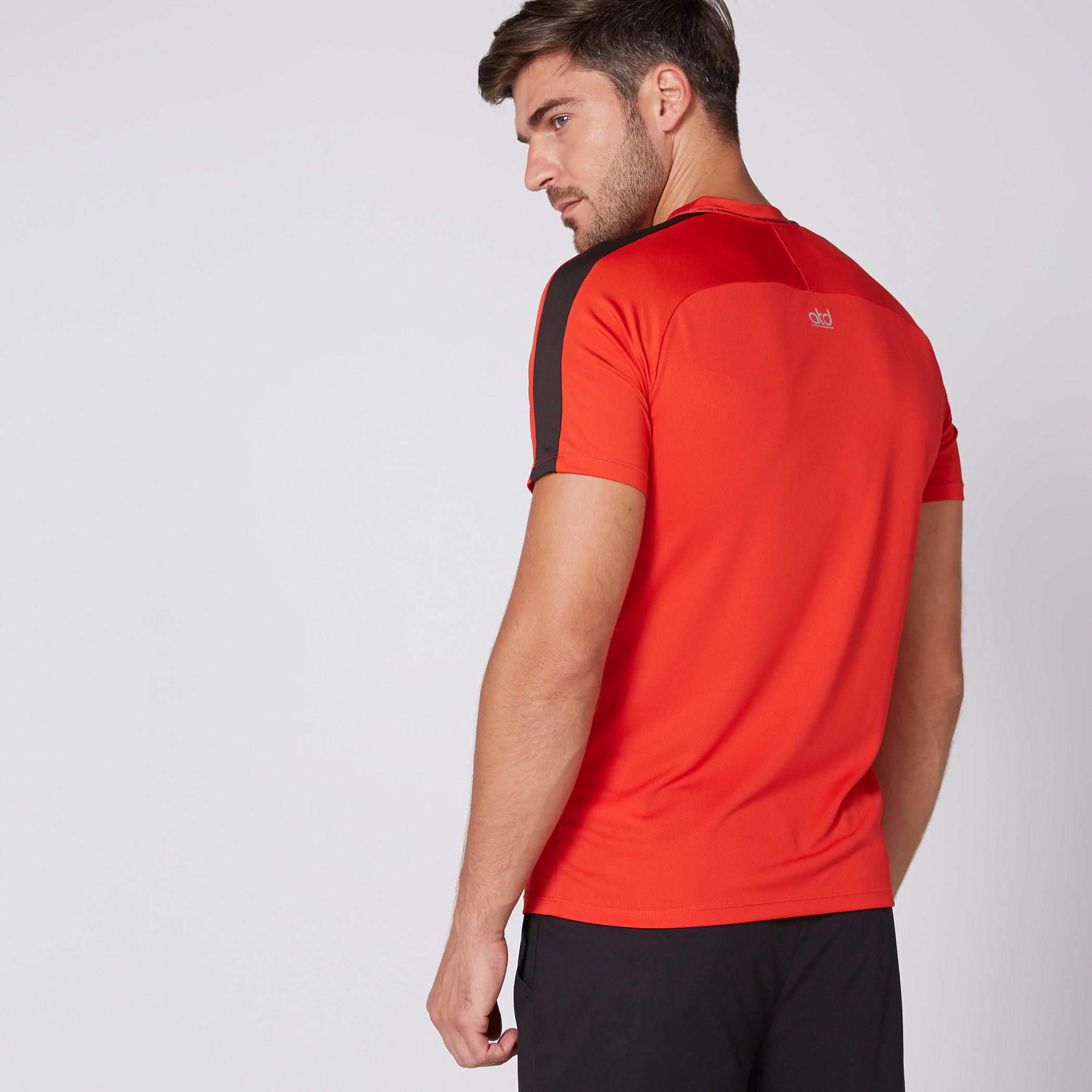 تيشيرت بياقة مستديرة وأكمام مغايرة وطبعات-men-clothing-sportswearandactivewear-tshirtsandpolos-image-3