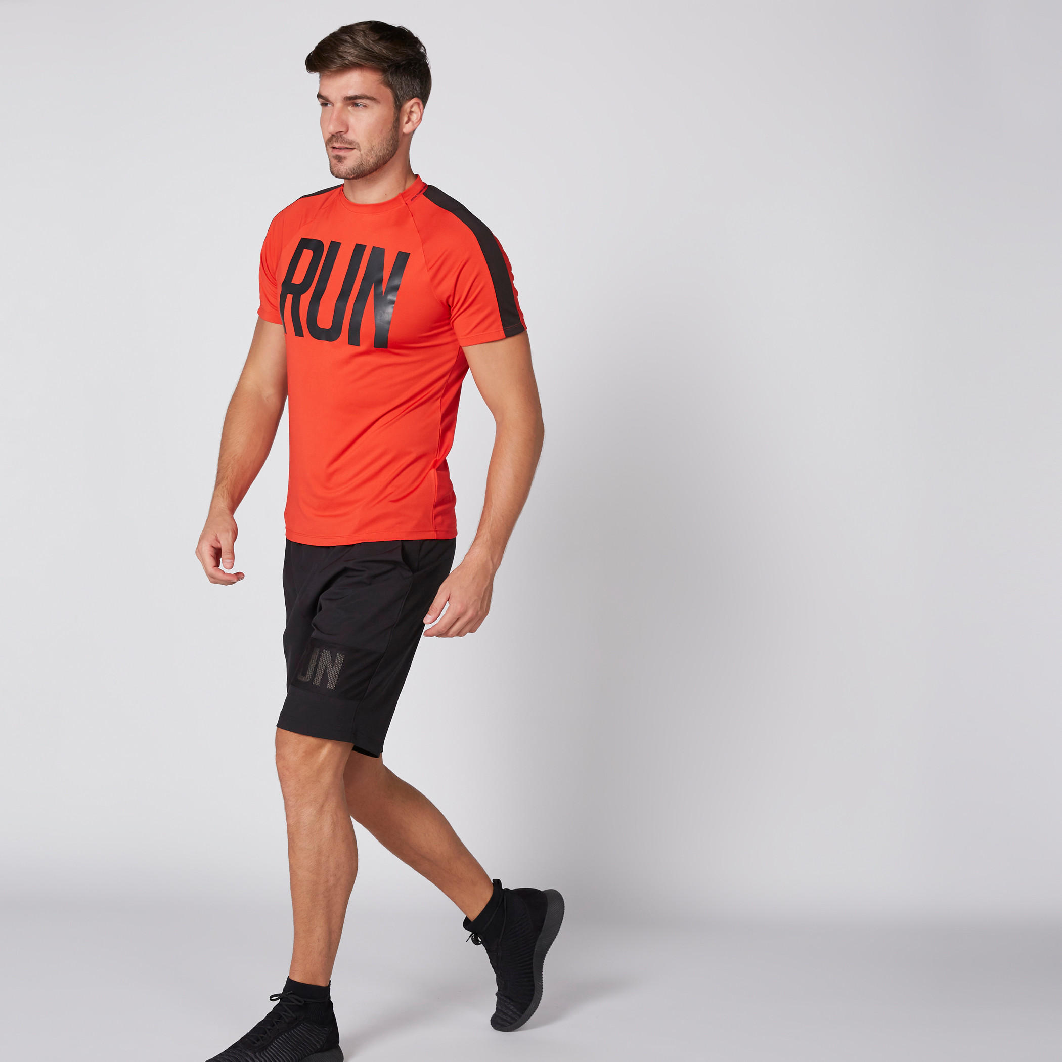 تيشيرت بياقة مستديرة وأكمام مغايرة وطبعات-men-clothing-sportswearandactivewear-tshirtsandpolos-image-4