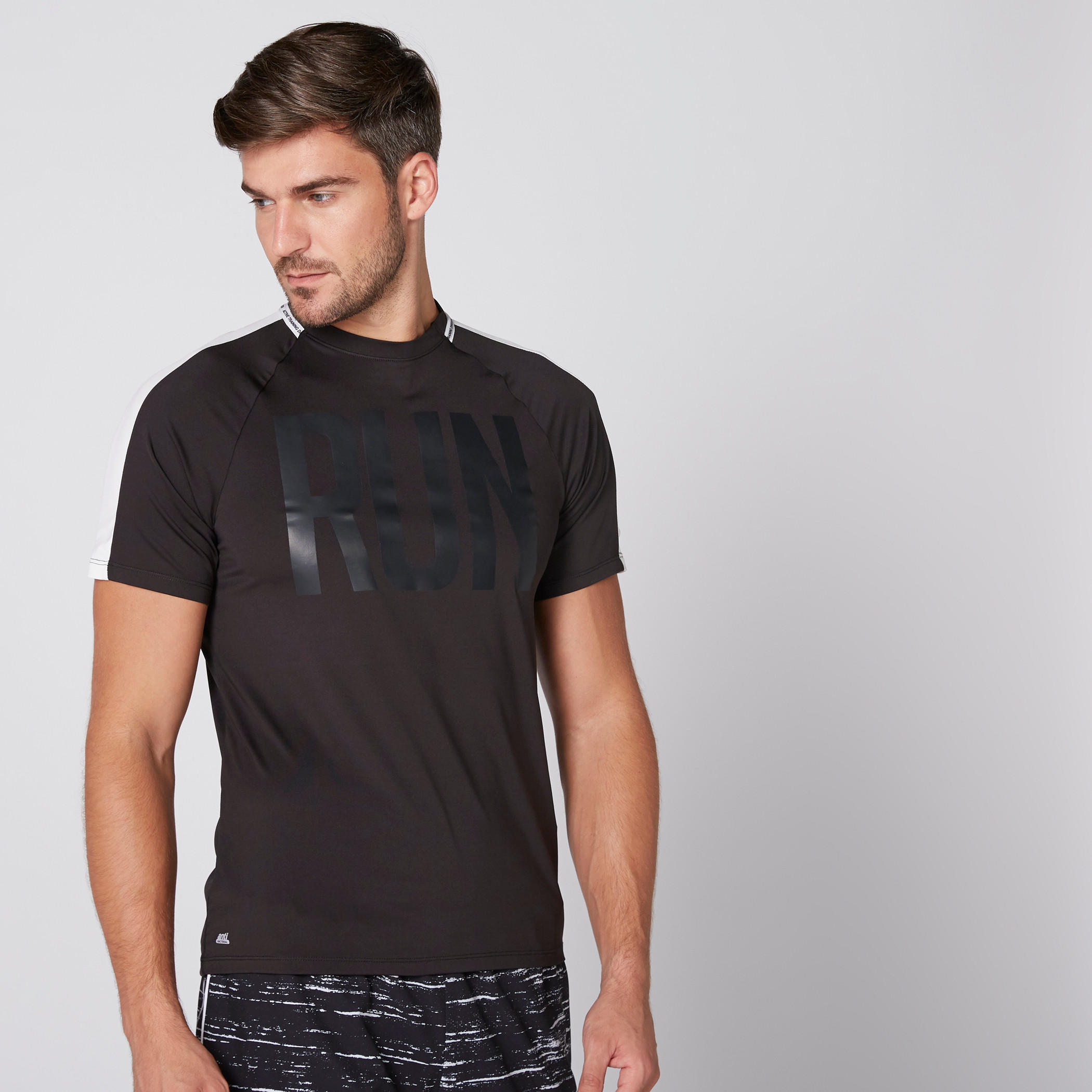 تيشيرت بياقة مستديرة وأكمام قصيرة وطبعات-men-clothing-sportswearandactivewear-tshirtsandpolos-image-1