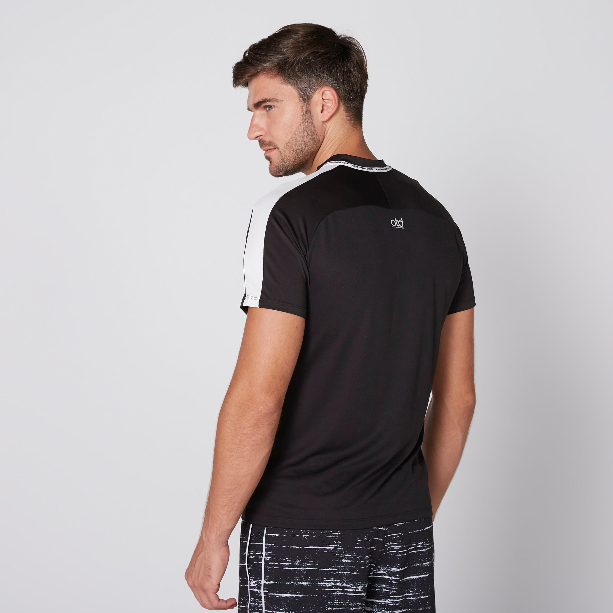 تيشيرت بياقة مستديرة وأكمام قصيرة وطبعات-men-clothing-sportswearandactivewear-tshirtsandpolos-image-2