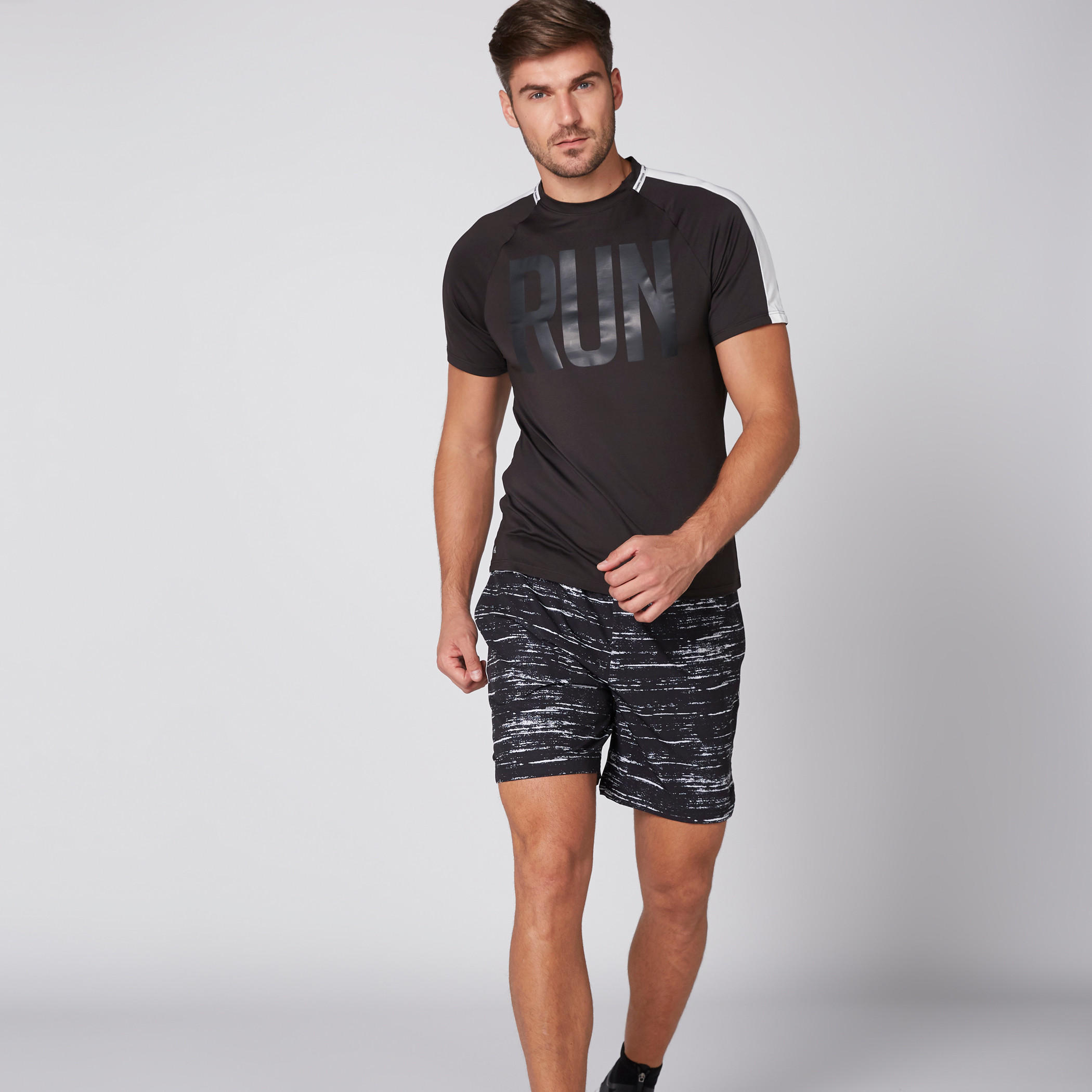 تيشيرت بياقة مستديرة وأكمام قصيرة وطبعات-men-clothing-sportswearandactivewear-tshirtsandpolos-image-3