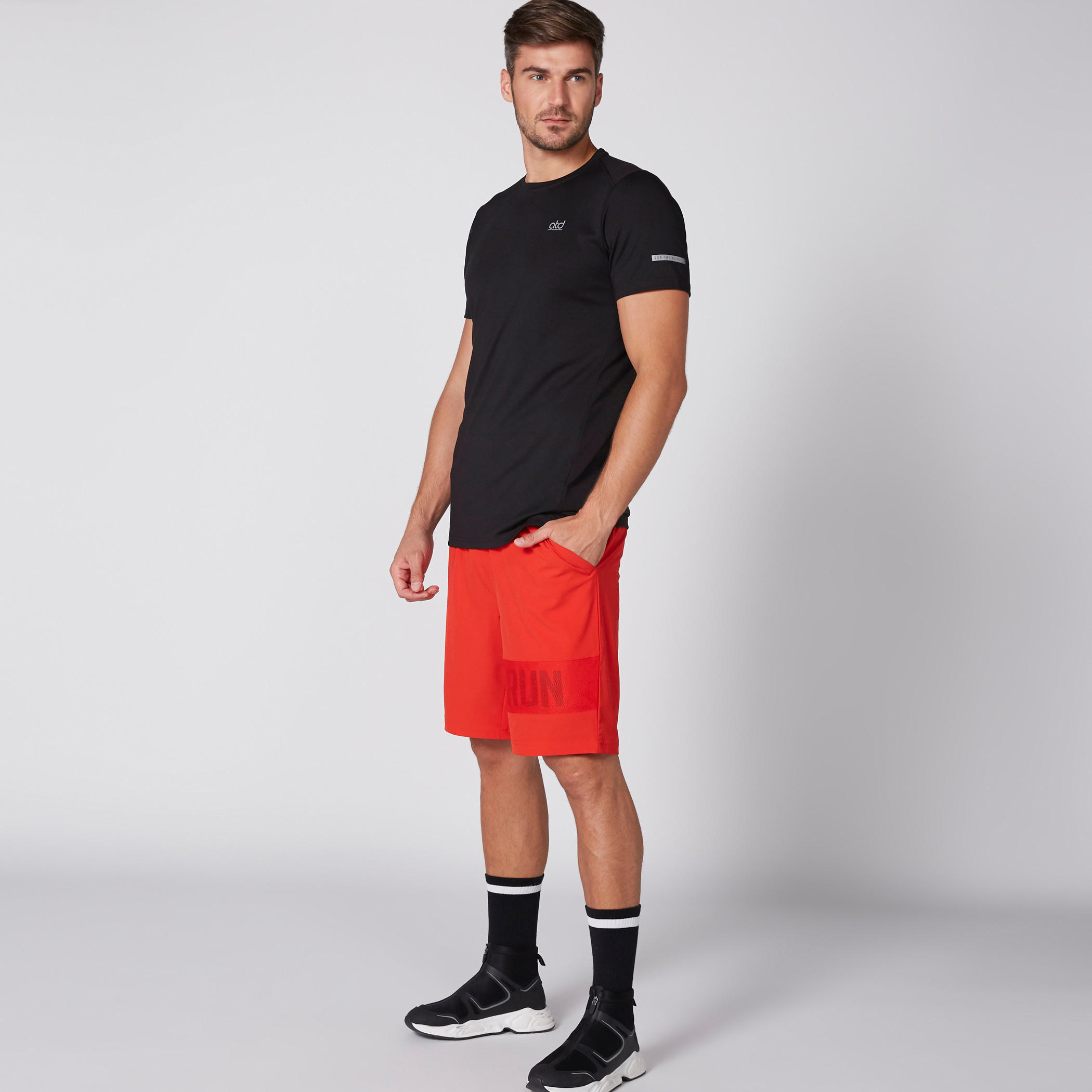 شورت بخصر مطّاطي وجيوب وطبعات-men-clothing-sportswearandactivewear-bottoms-image-1