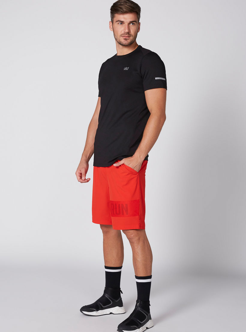 شورت بخصر مطّاطي وجيوب وطبعات-men-clothing-sportswearandactivewear-bottoms-image-1