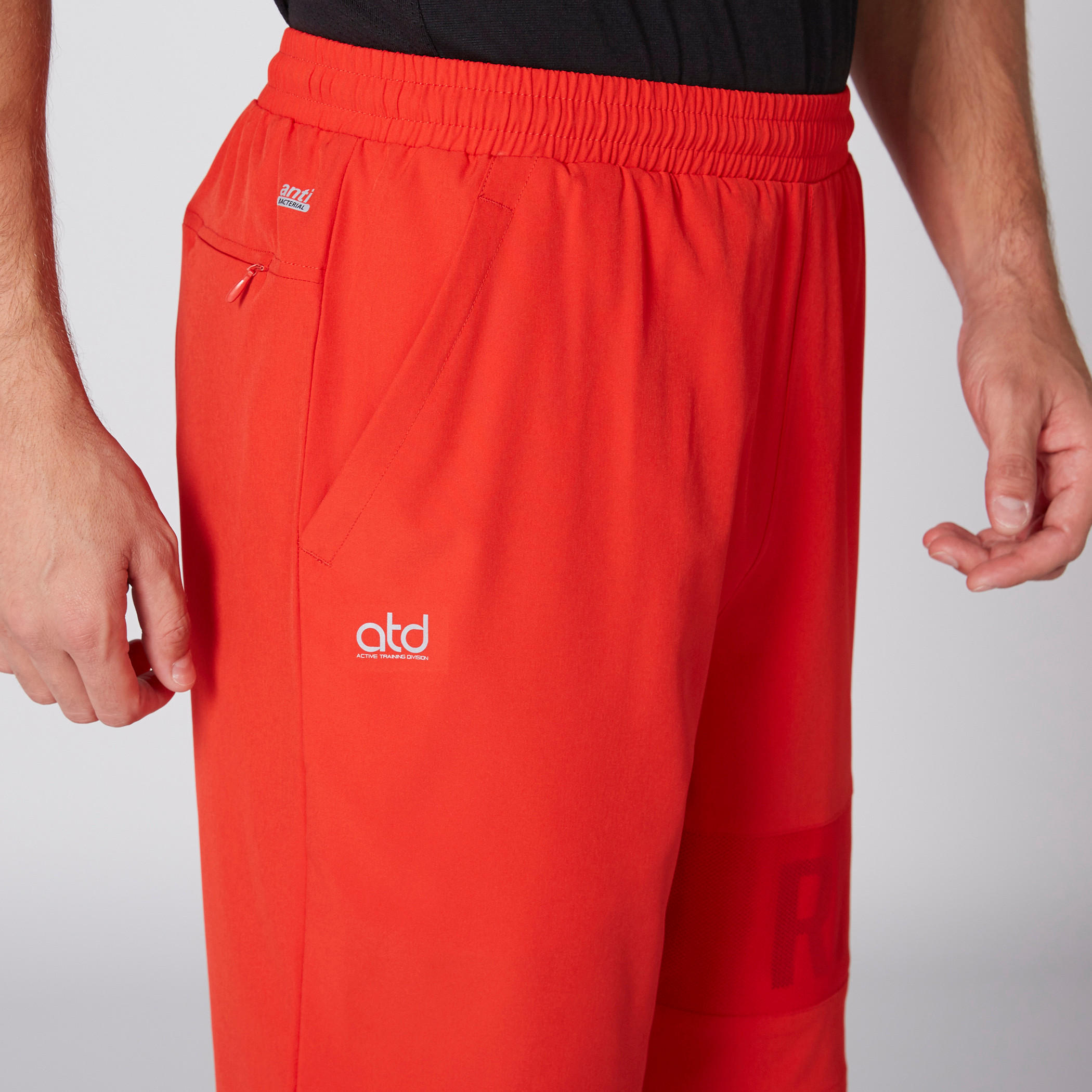 شورت بخصر مطّاطي وجيوب وطبعات-men-clothing-sportswearandactivewear-bottoms-image-2