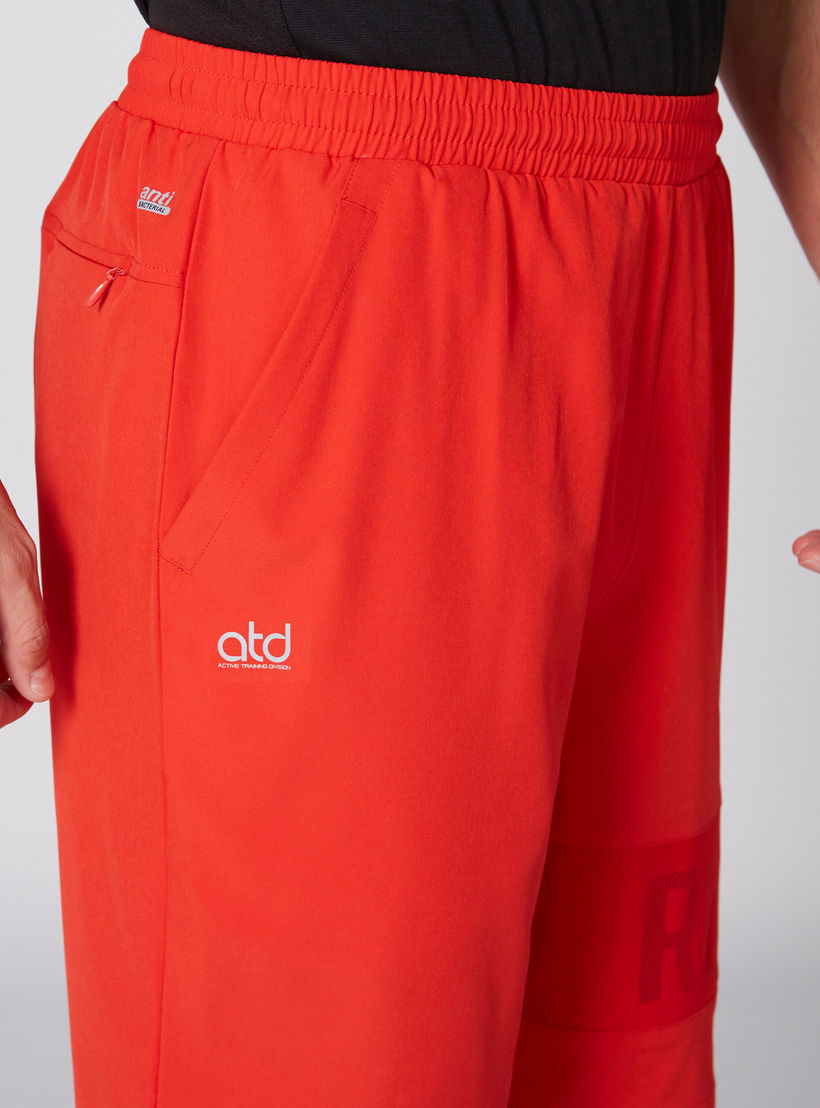 شورت بخصر مطّاطي وجيوب وطبعات-men-clothing-sportswearandactivewear-bottoms-image-2