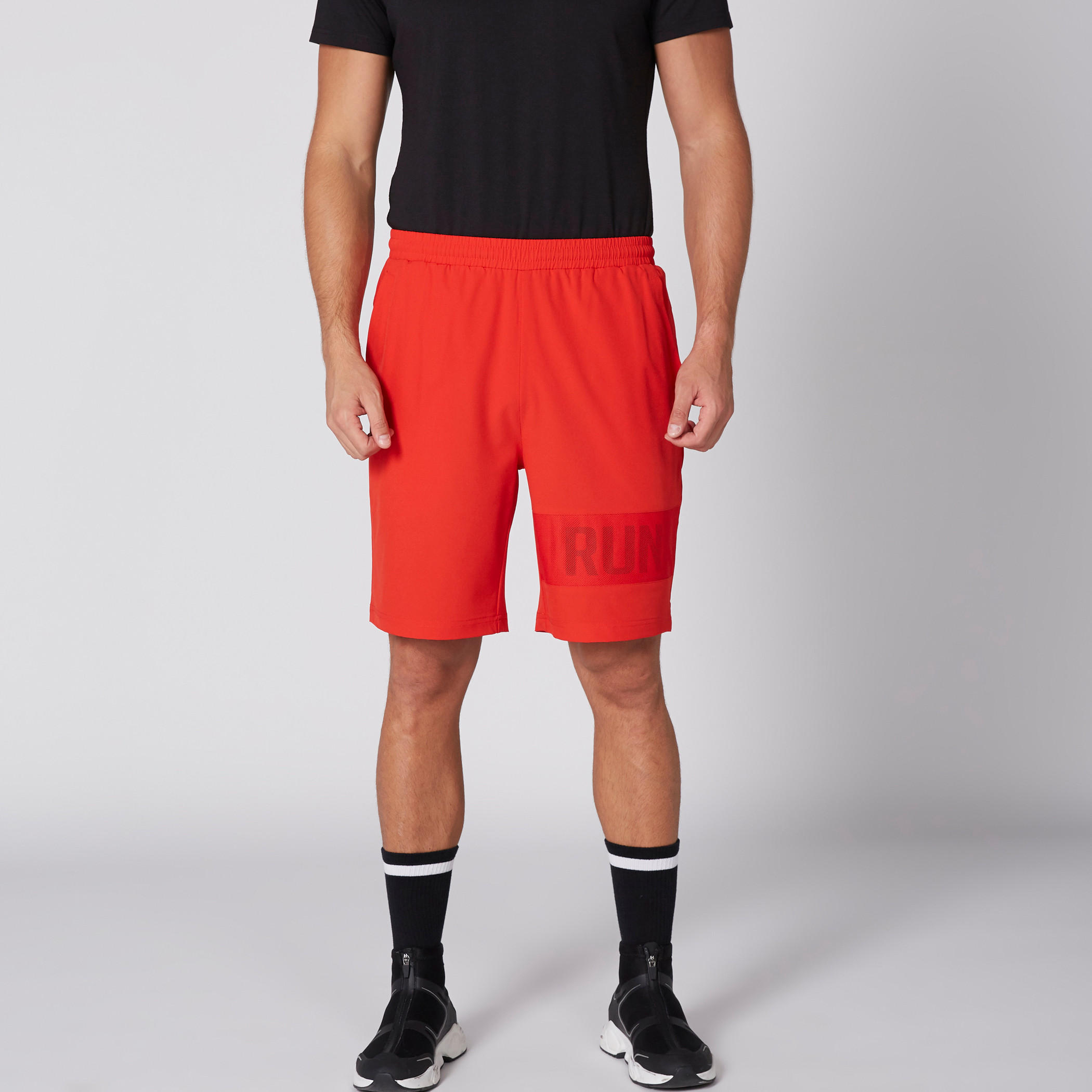 شورت بخصر مطّاطي وجيوب وطبعات-men-clothing-sportswearandactivewear-bottoms-image-3