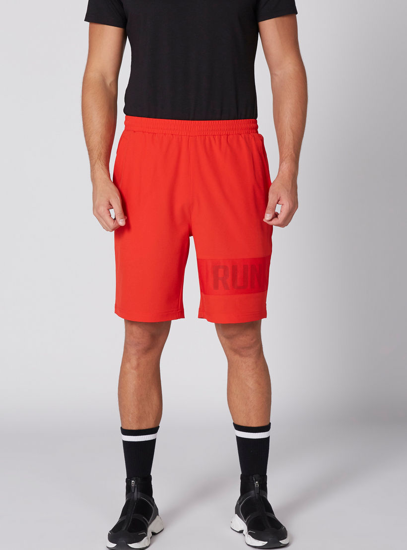 شورت بخصر مطّاطي وجيوب وطبعات-men-clothing-sportswearandactivewear-bottoms-image-3