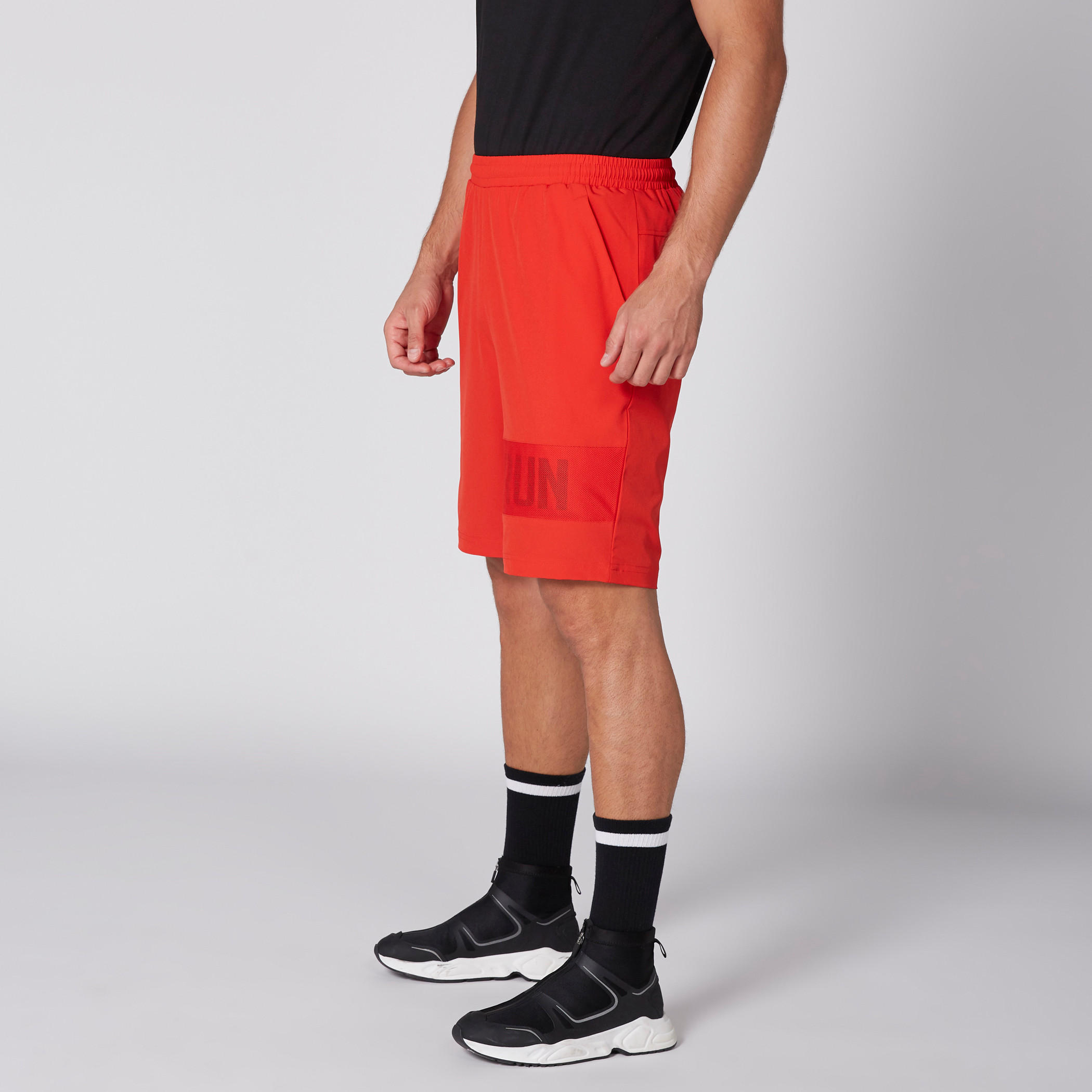 شورت بخصر مطّاطي وجيوب وطبعات-men-clothing-sportswearandactivewear-bottoms-image-4