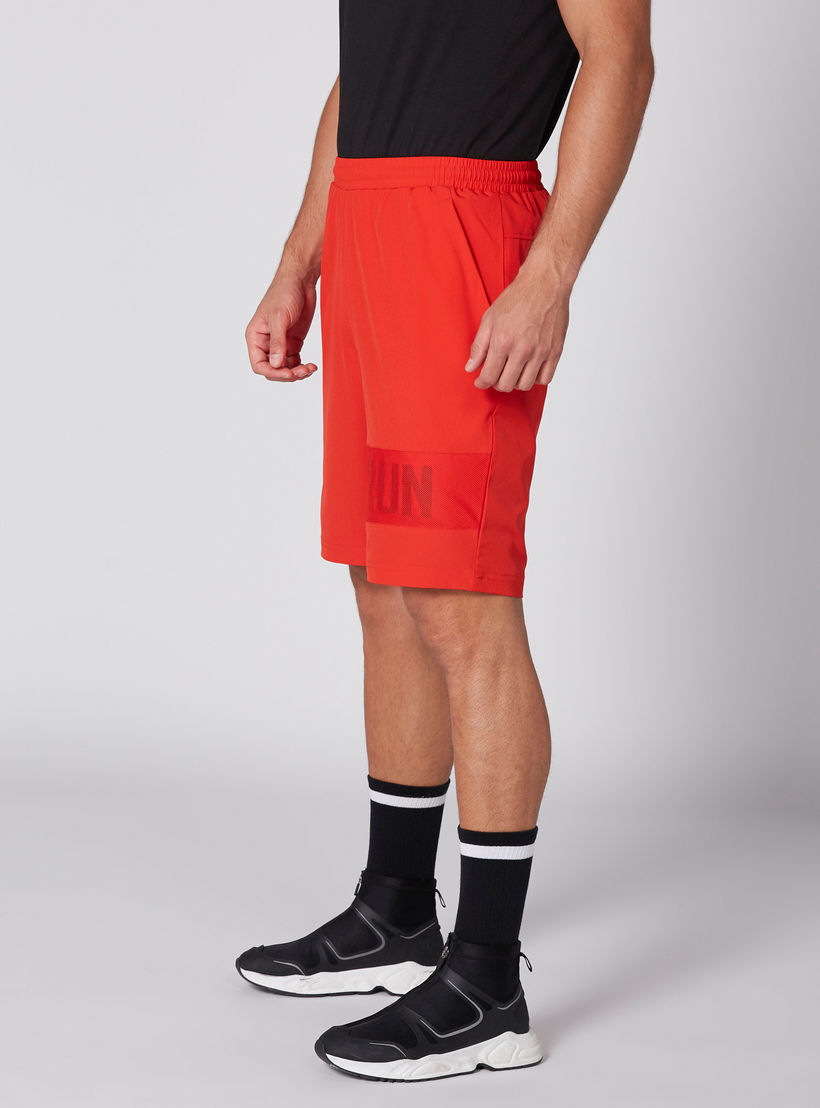 شورت بخصر مطّاطي وجيوب وطبعات-men-clothing-sportswearandactivewear-bottoms-image-4