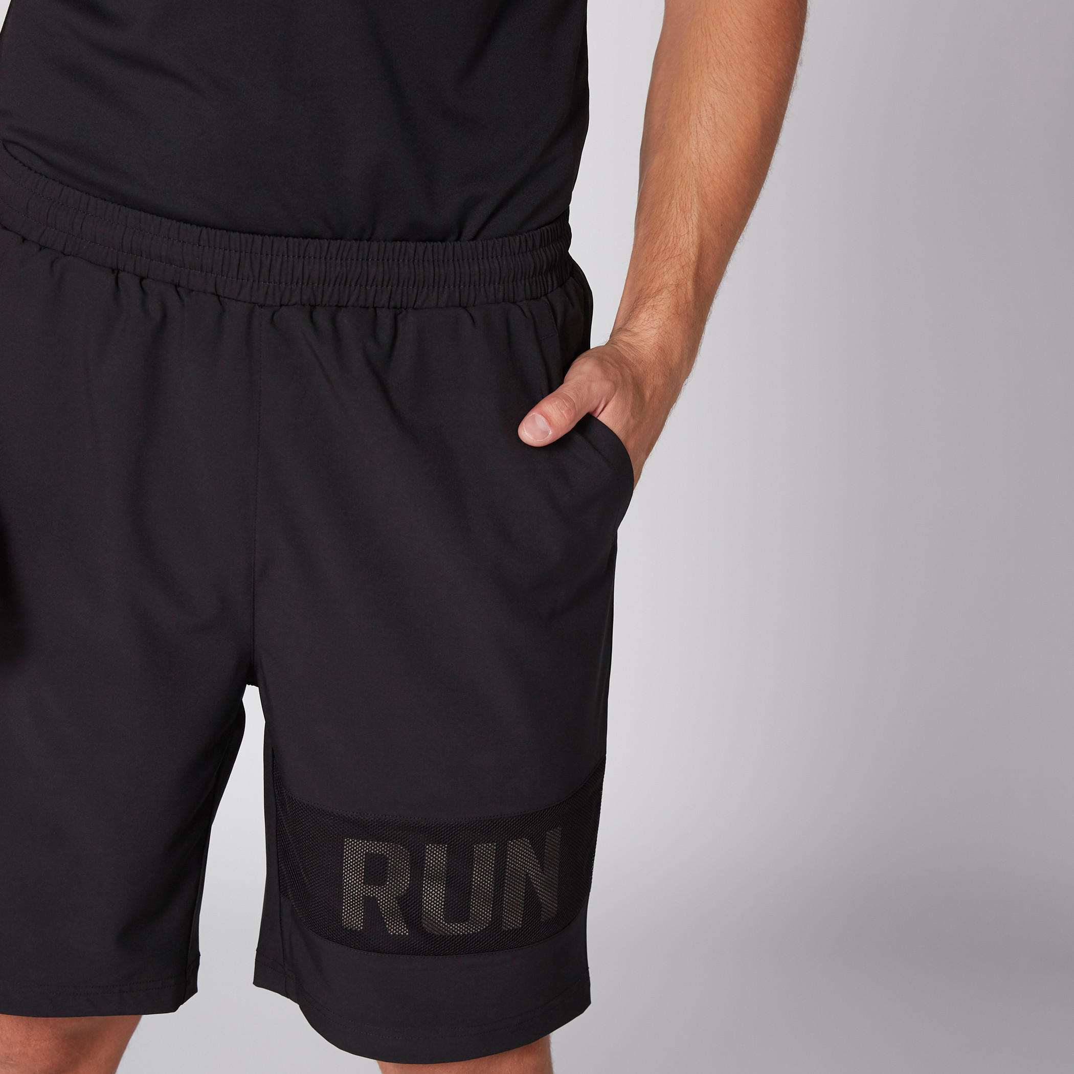 شورت بخصر مطّاطي وجيوب وطبعات-men-clothing-sportswearandactivewear-bottoms-image-1