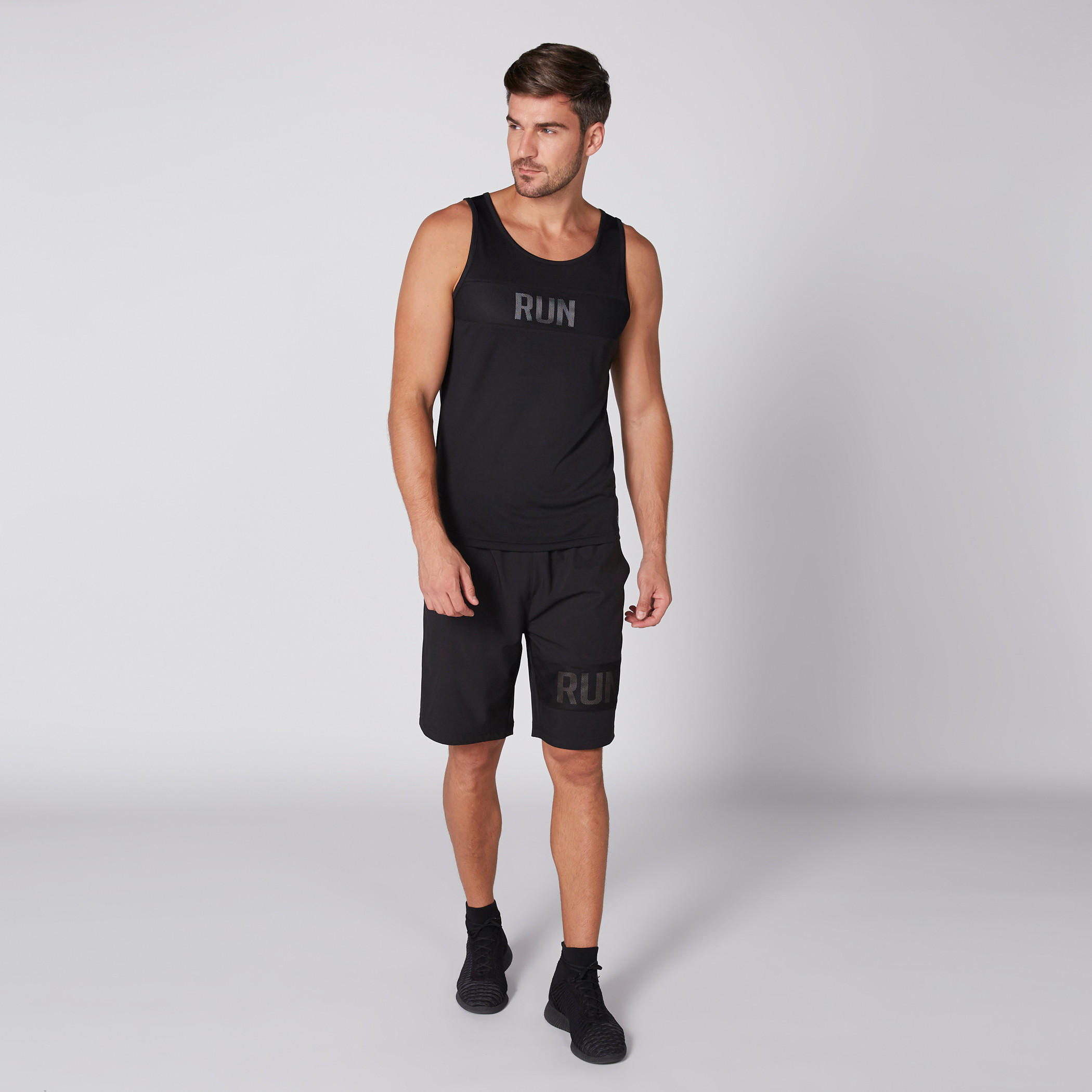 شورت بخصر مطّاطي وجيوب وطبعات-men-clothing-sportswearandactivewear-bottoms-image-2