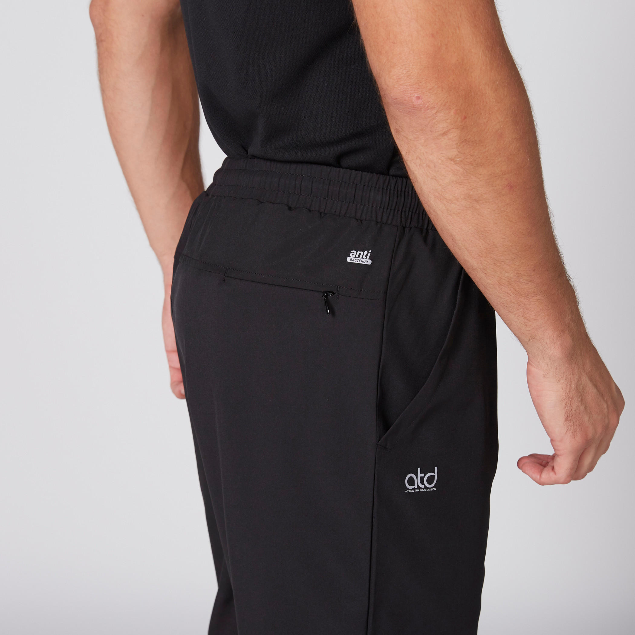 شورت بخصر مطّاطي وجيوب وطبعات-men-clothing-sportswearandactivewear-bottoms-image-3
