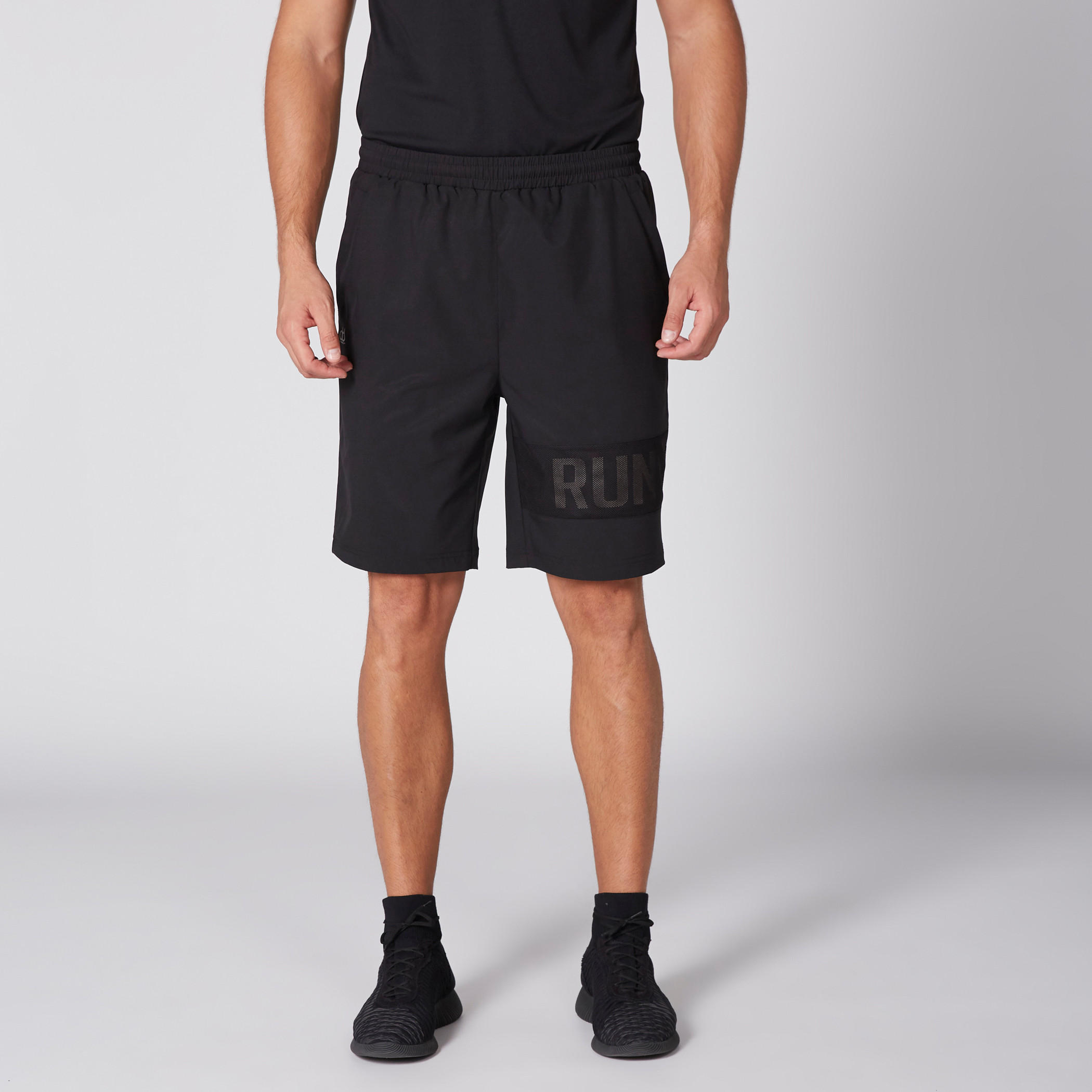 شورت بخصر مطّاطي وجيوب وطبعات-men-clothing-sportswearandactivewear-bottoms-image-4