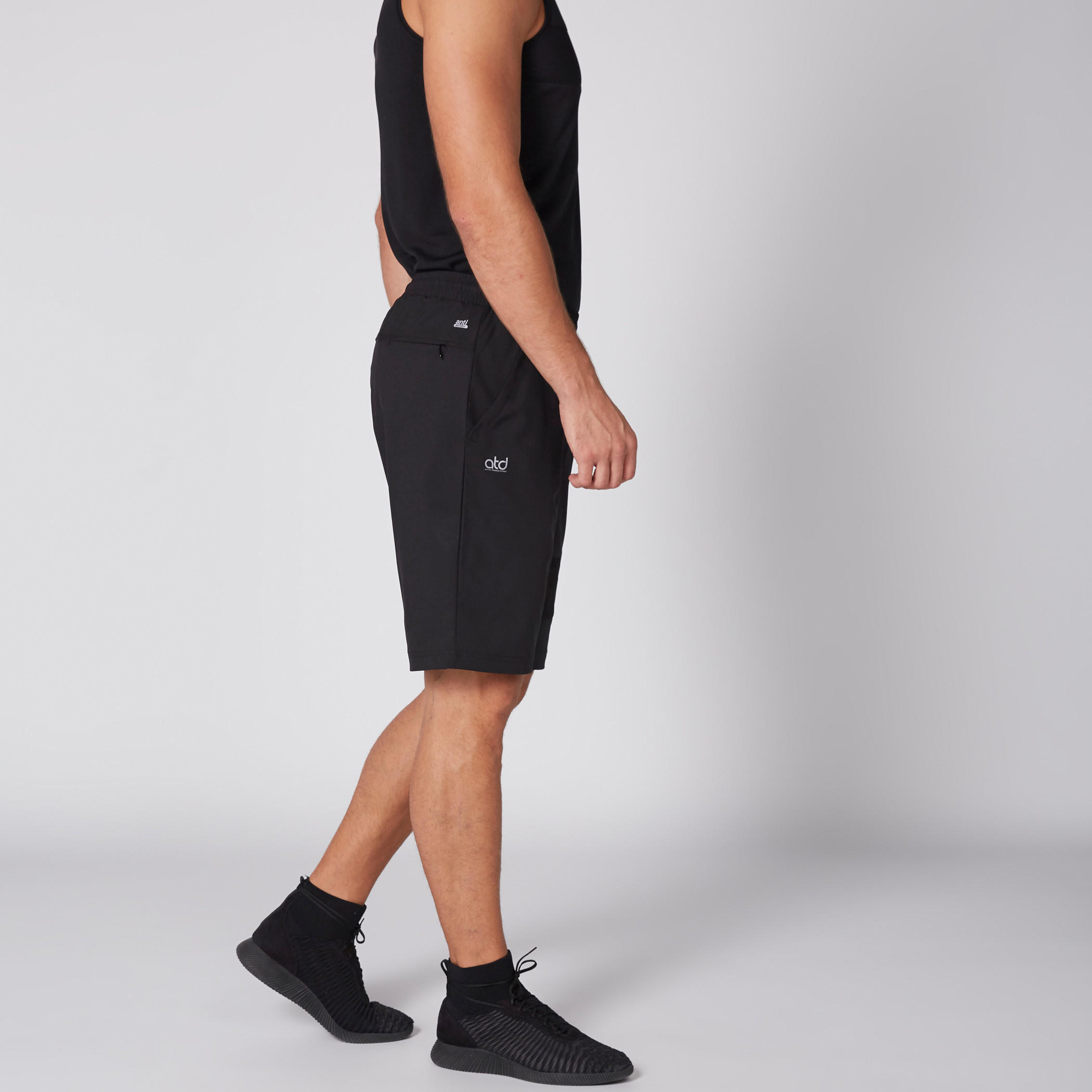 شورت بخصر مطّاطي وجيوب وطبعات-men-clothing-sportswearandactivewear-bottoms-image-5