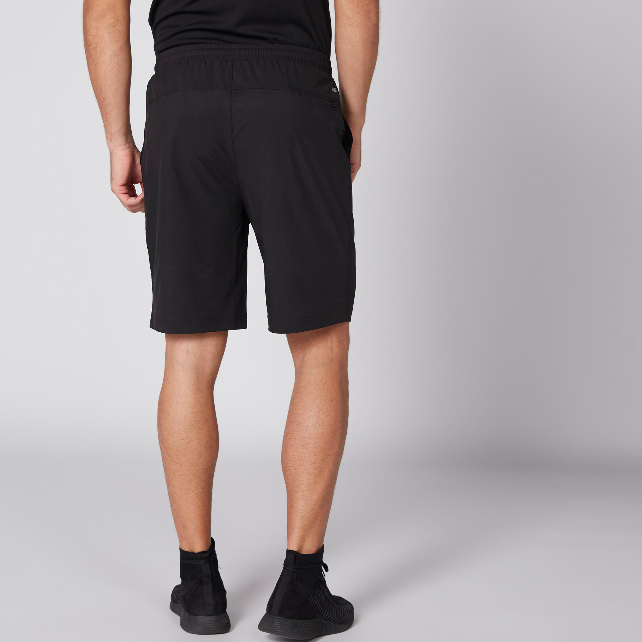 شورت بخصر مطّاطي وجيوب وطبعات-men-clothing-sportswearandactivewear-bottoms-image-6