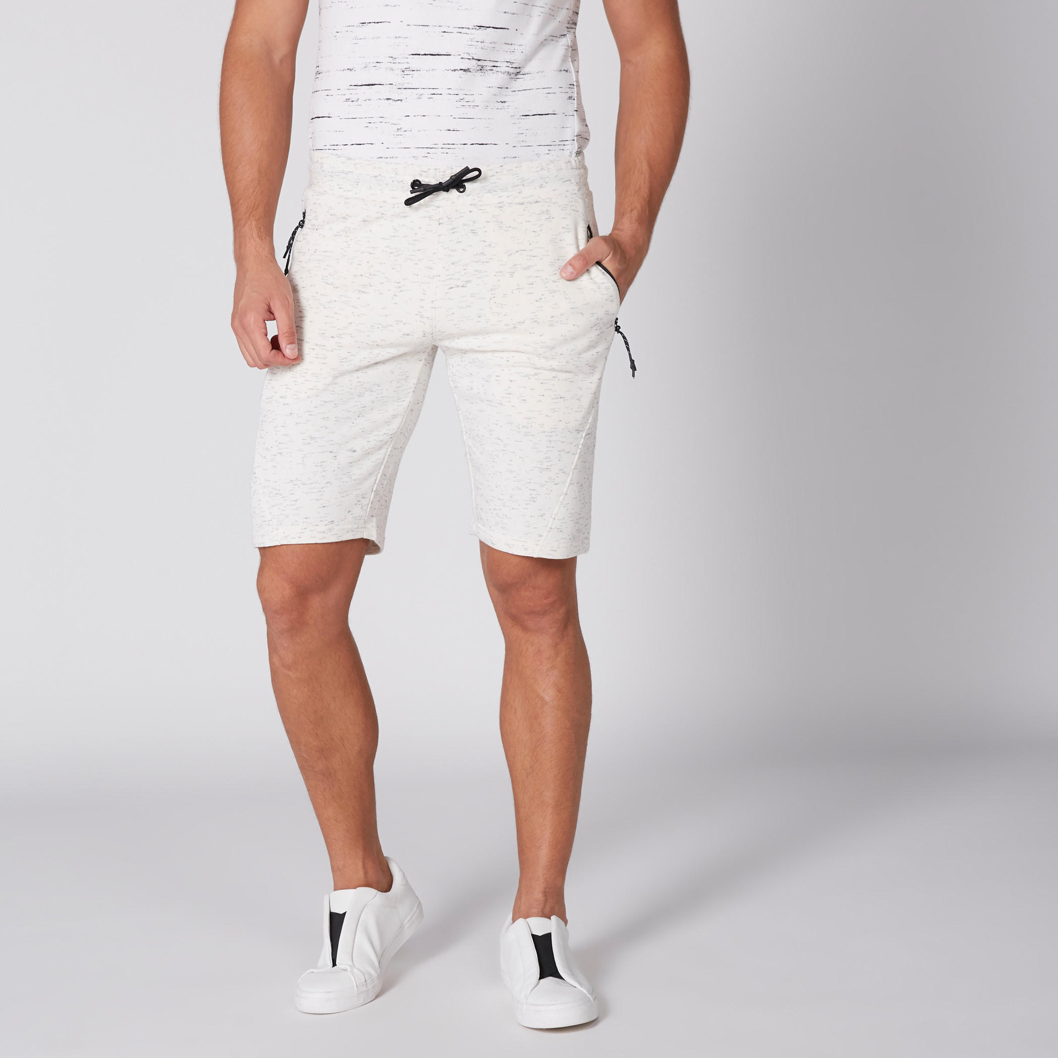 شورت بخصر مطّاطي وجيوب-men-clothing-sportswearandactivewear-bottoms-image-1