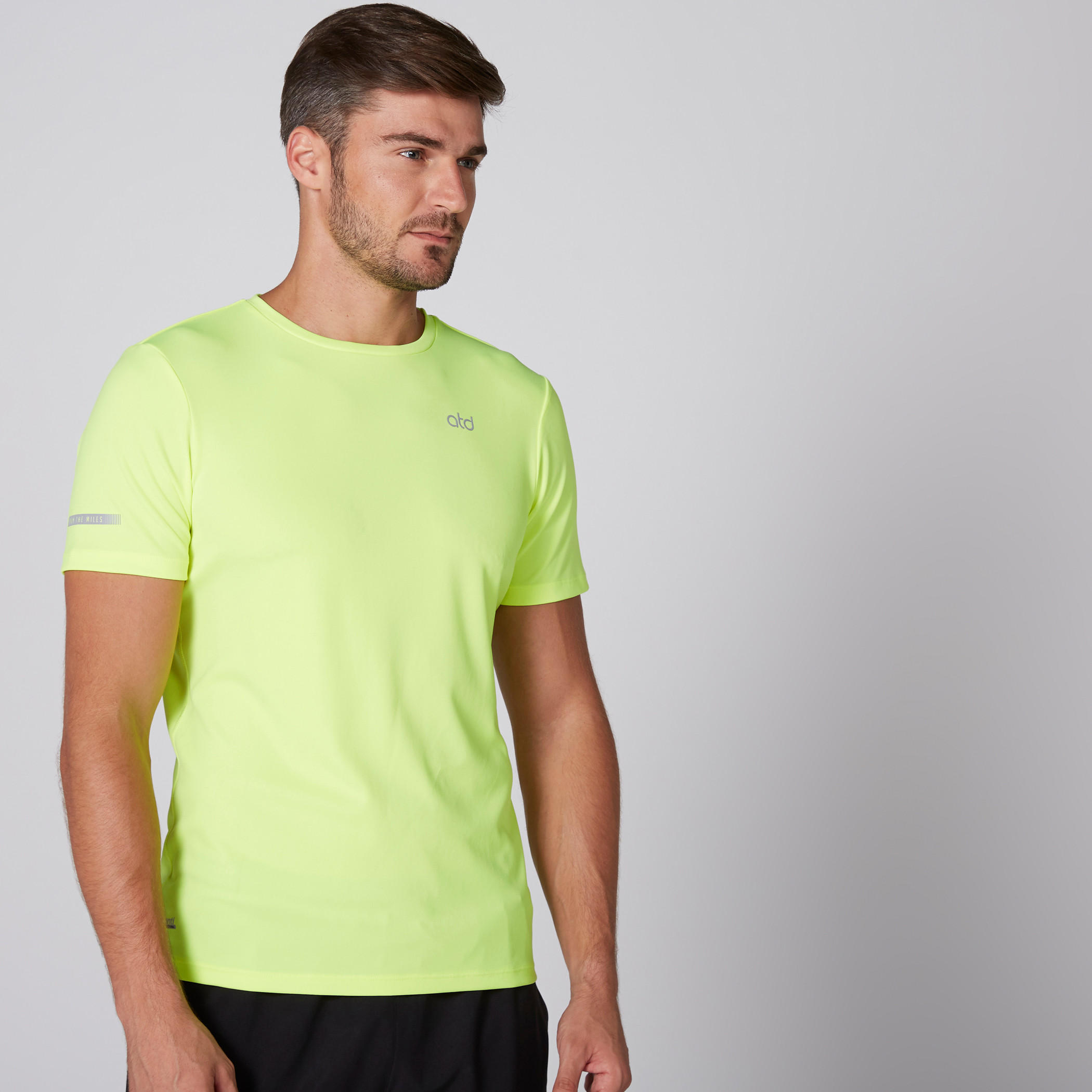 تيشيرت بياقة مستديرة وأكمام قصيرة-men-clothing-sportswearandactivewear-tshirtsandpolos-image-1