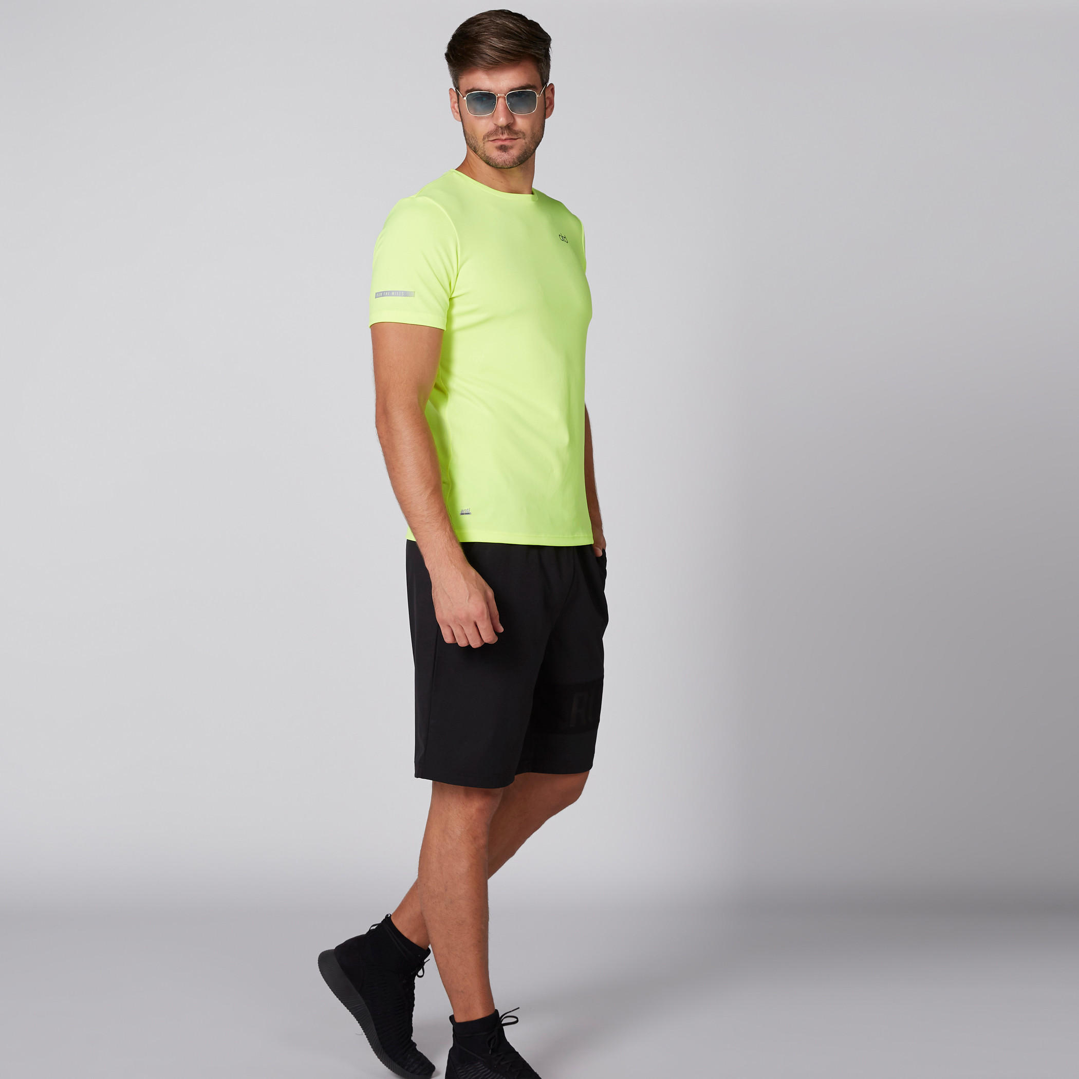 تيشيرت بياقة مستديرة وأكمام قصيرة-men-clothing-sportswearandactivewear-tshirtsandpolos-image-3