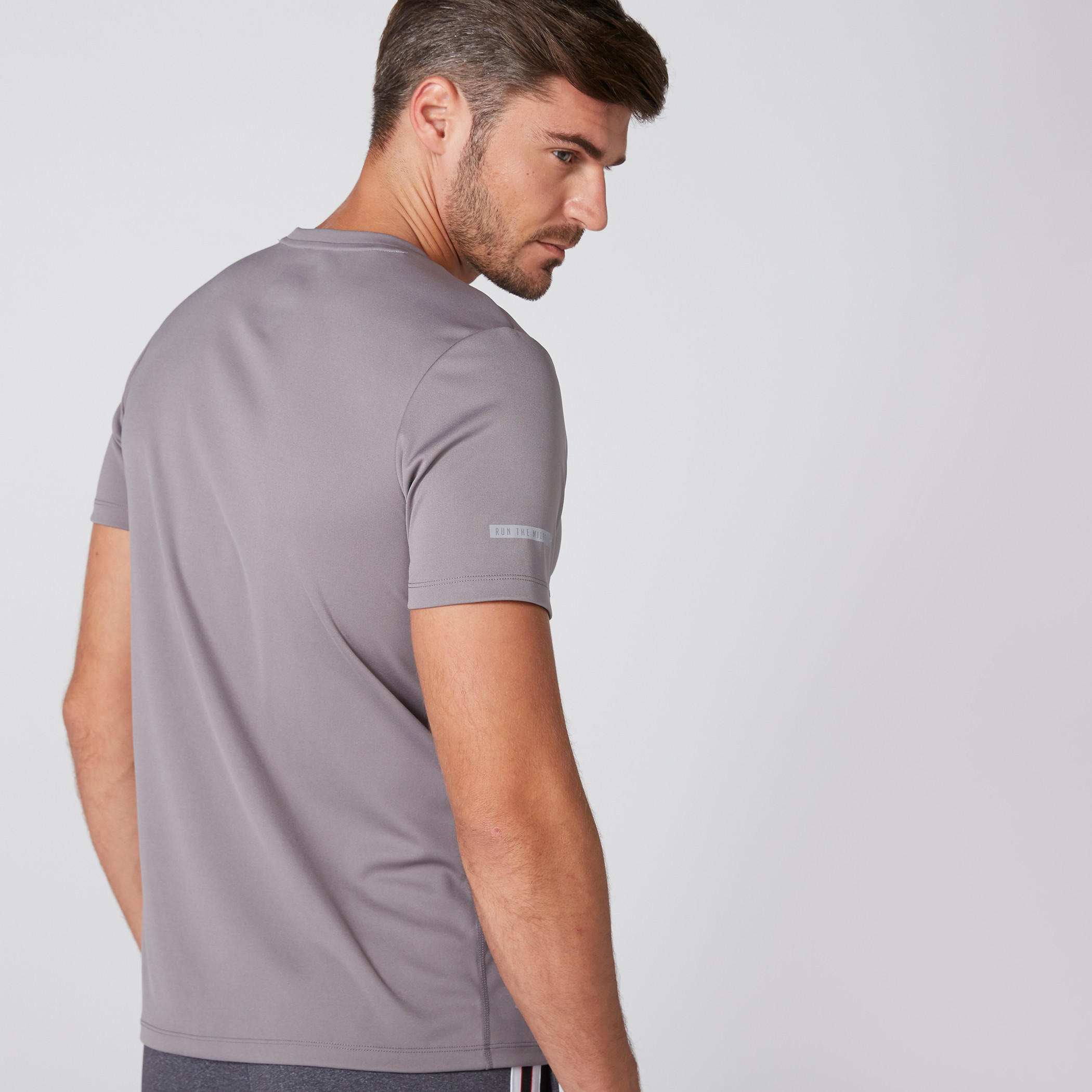 تيشيرت بياقة مستديرة وأكمام قصيرة-men-clothing-sportswearandactivewear-tshirtsandpolos-image-2