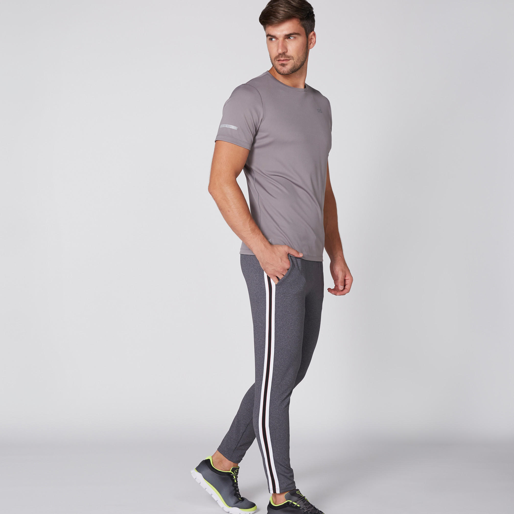 تيشيرت بياقة مستديرة وأكمام قصيرة-men-clothing-sportswearandactivewear-tshirtsandpolos-image-3