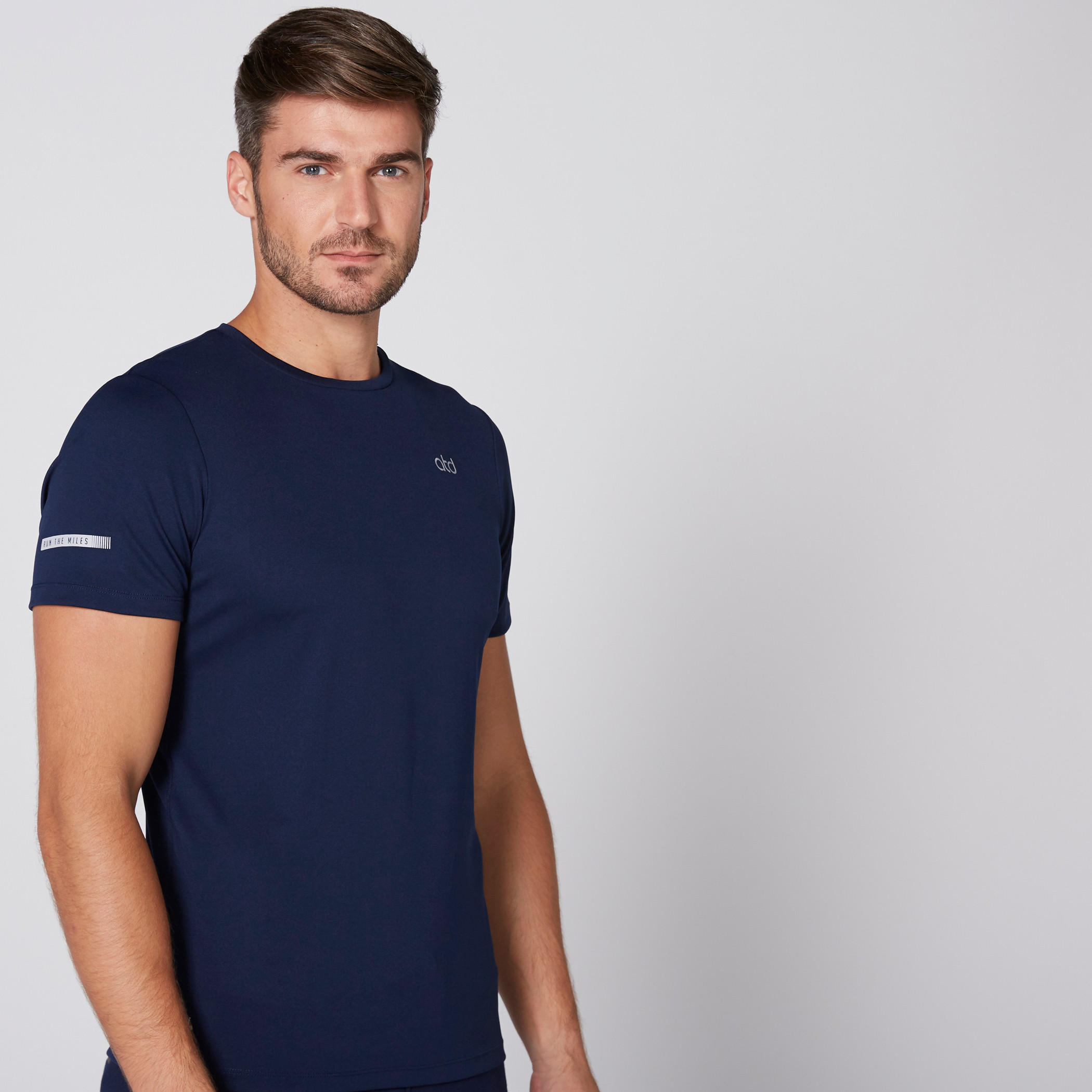 تيشيرت بياقة مستديرة وأكمام قصيرة-men-clothing-sportswearandactivewear-tshirtsandpolos-image-1