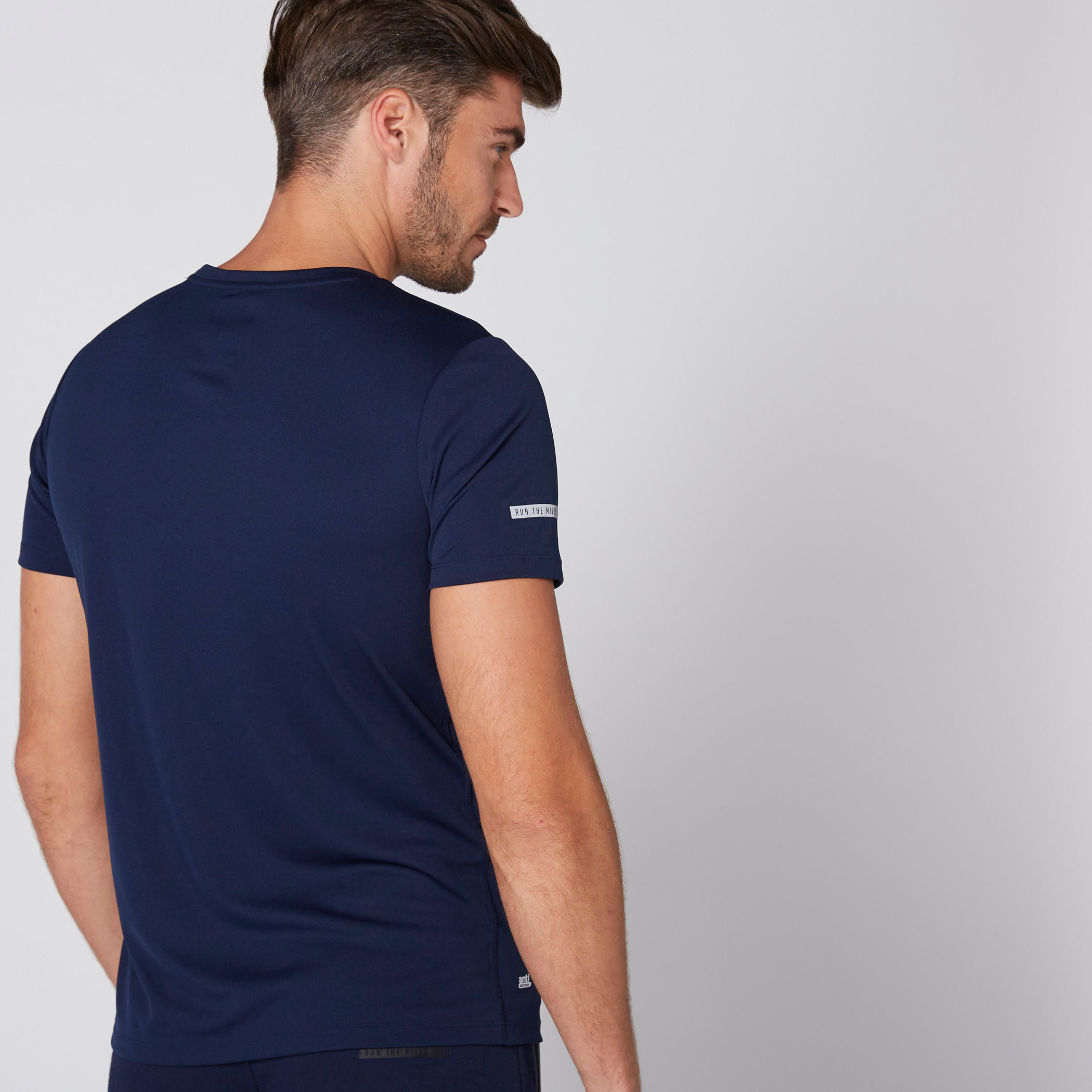 تيشيرت بياقة مستديرة وأكمام قصيرة-men-clothing-sportswearandactivewear-tshirtsandpolos-image-2