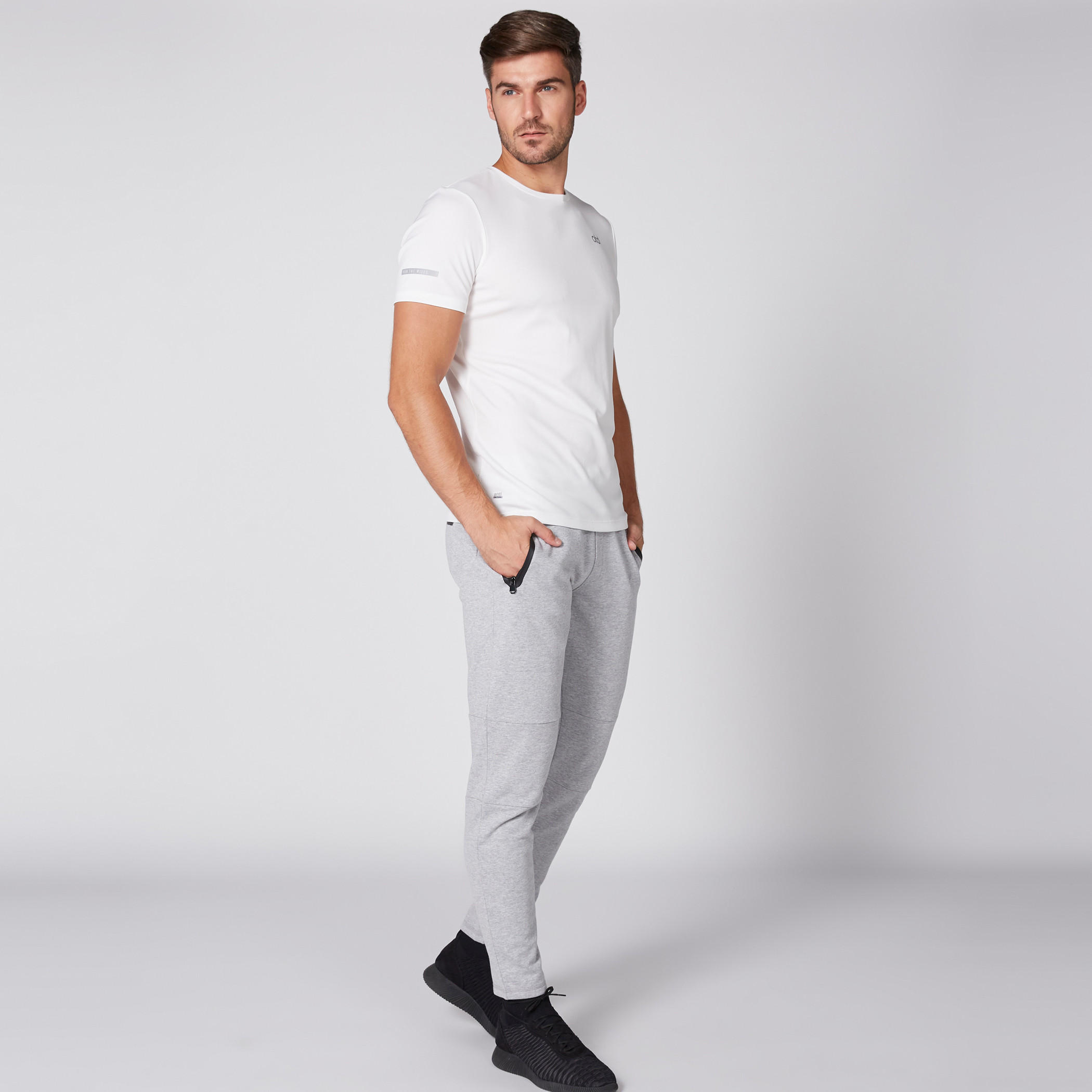 بنطال رياضي طويل بخصر مطّاطي ورباط من كابا-men-clothing-sportswearandactivewear-bottoms-image-1
