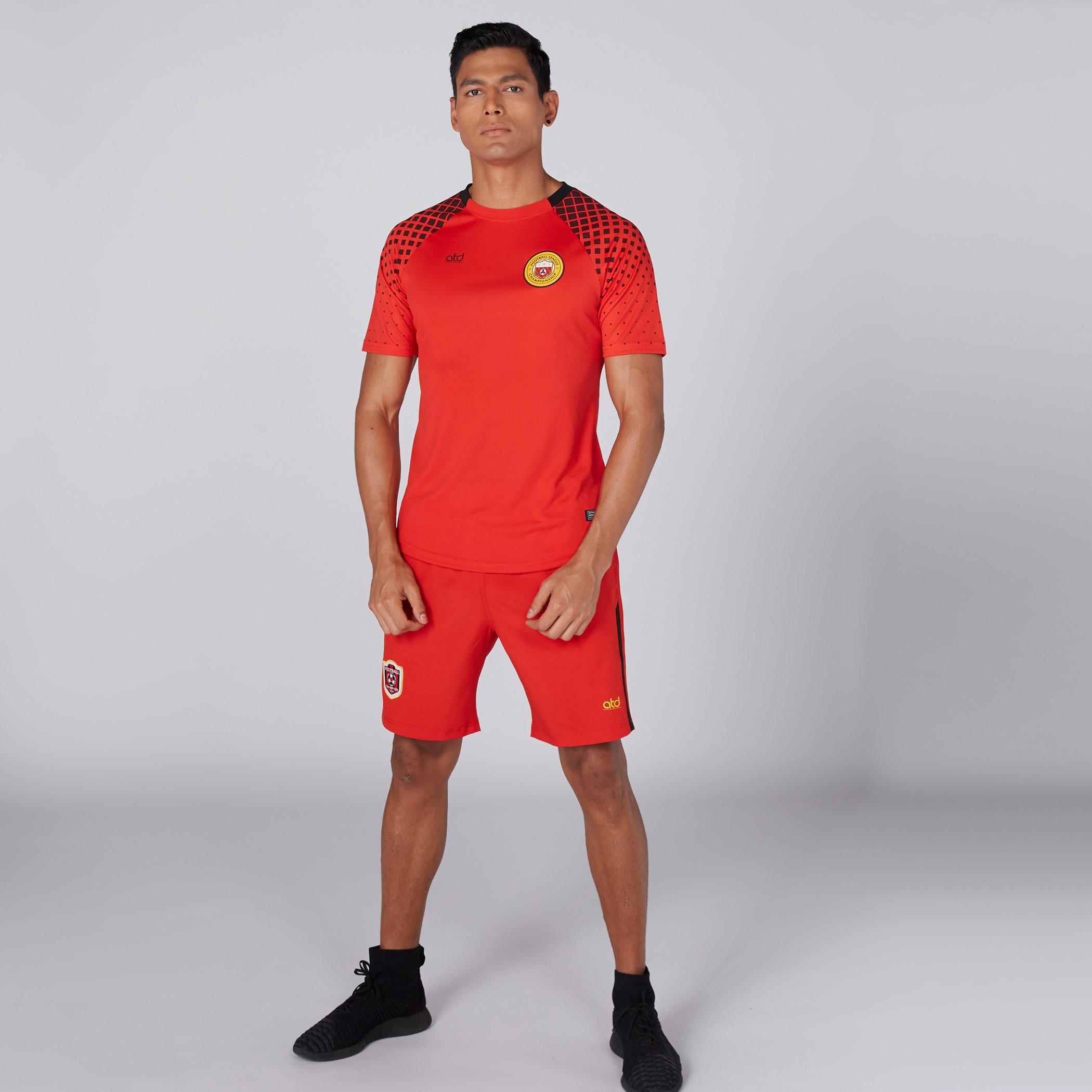 تيشيرت بياقة مستديرة وأكمام مغايرة وطبعات إسبانيا-men-clothing-tshirtsandpolos-tshirts-image-1