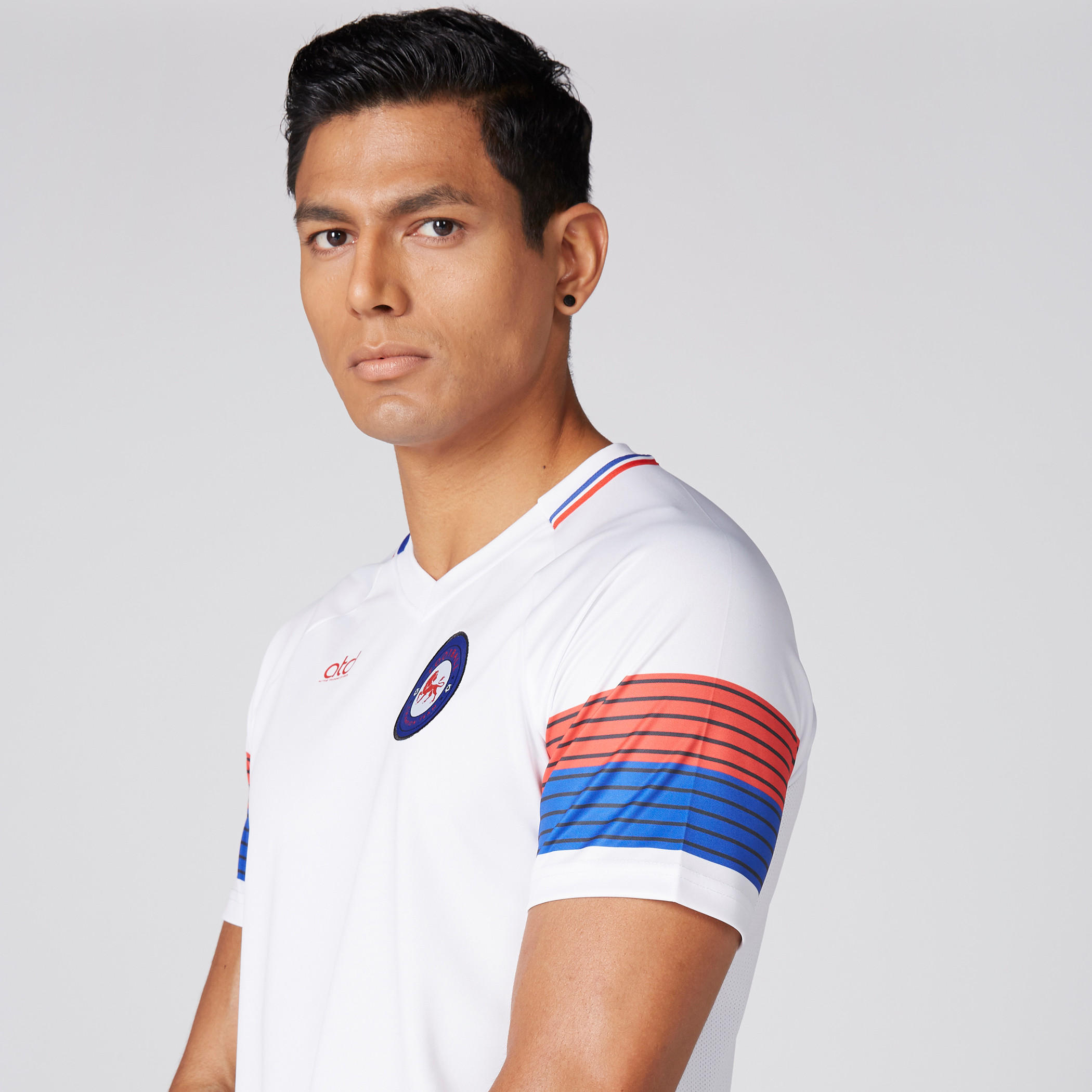 تيشيرت بياقة V وأكمام قصيرة وطبعات إنجلترا-men-clothing-tshirtsandpolos-tshirts-image-2