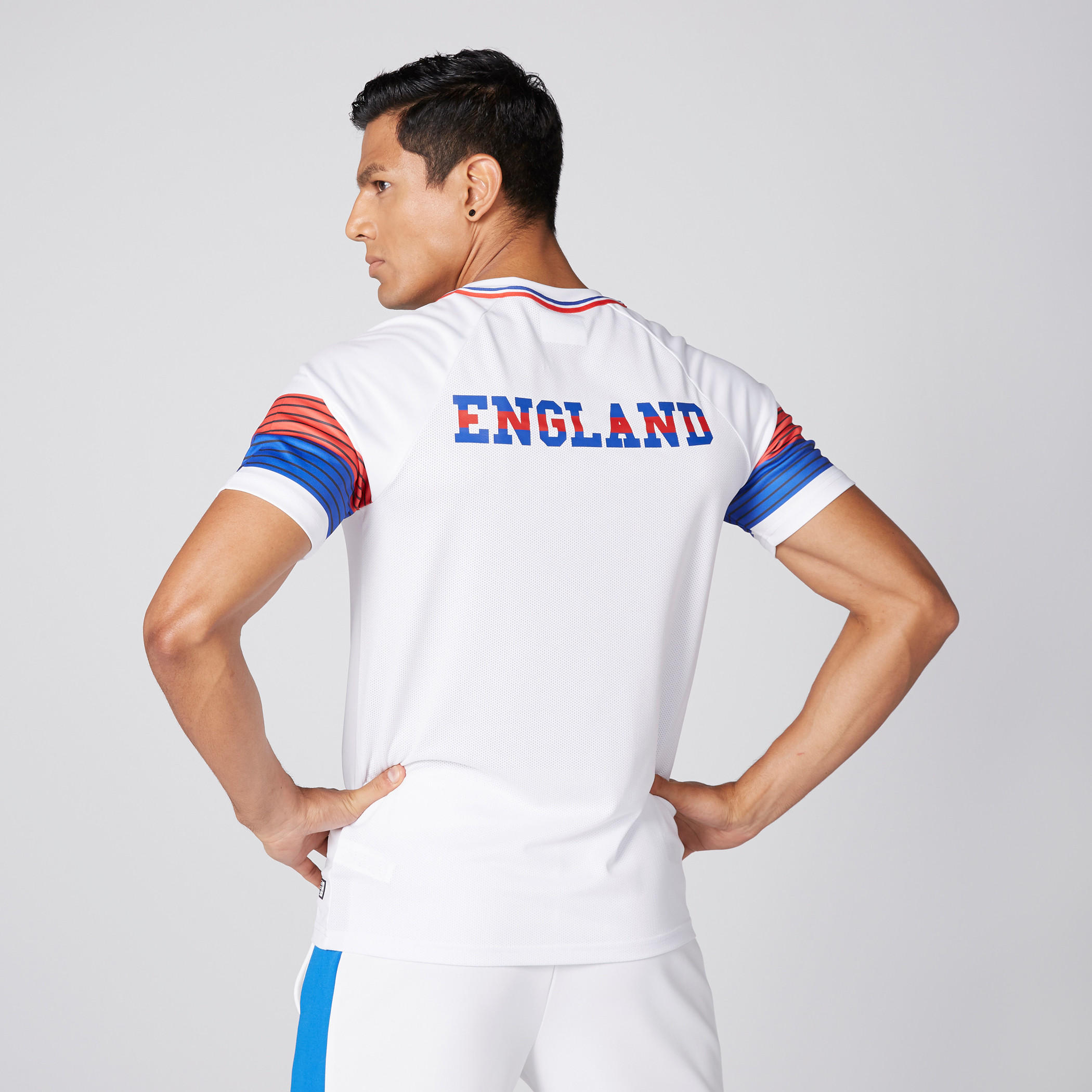 تيشيرت بياقة V وأكمام قصيرة وطبعات إنجلترا-men-clothing-tshirtsandpolos-tshirts-image-3