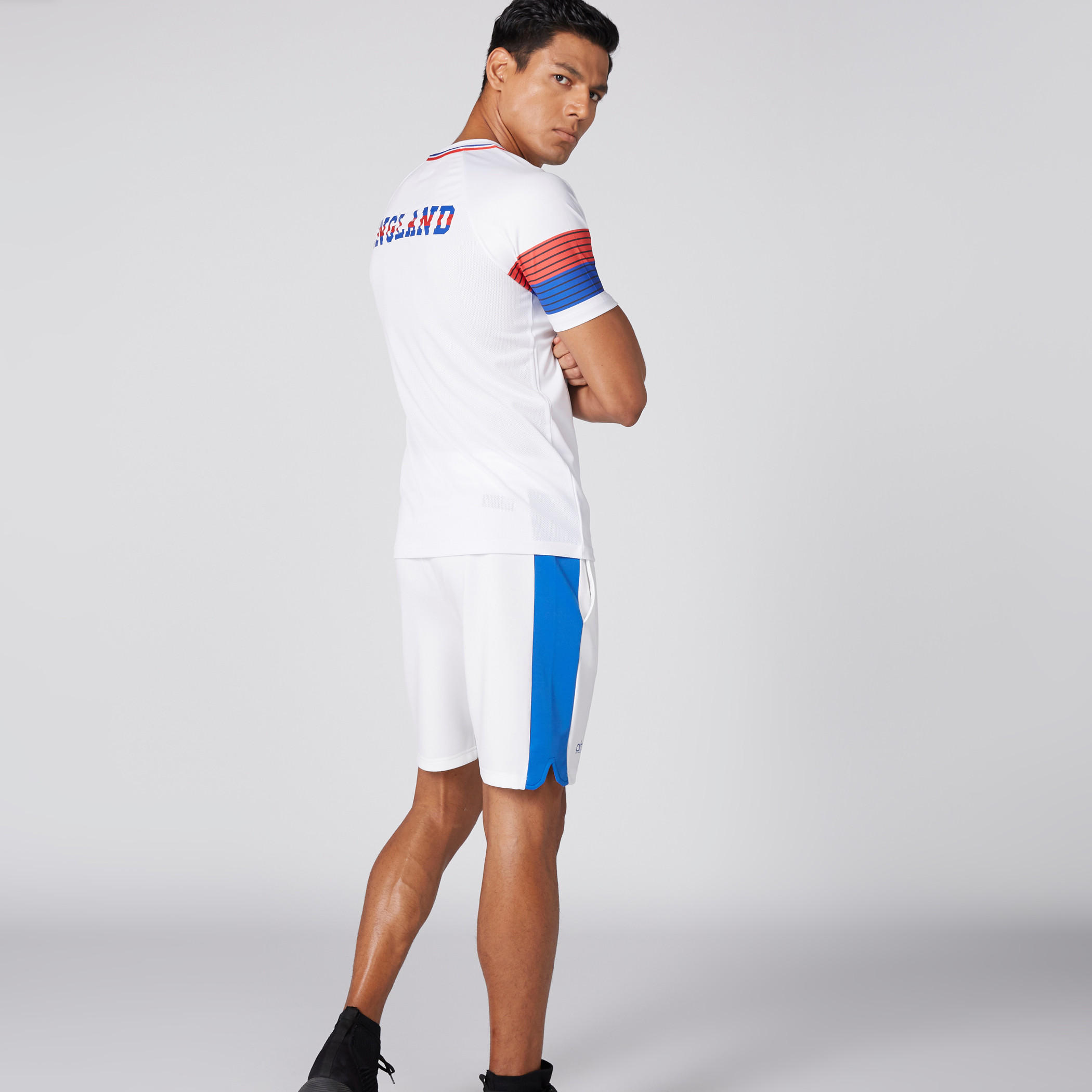 تيشيرت بياقة V وأكمام قصيرة وطبعات إنجلترا-men-clothing-tshirtsandpolos-tshirts-image-4