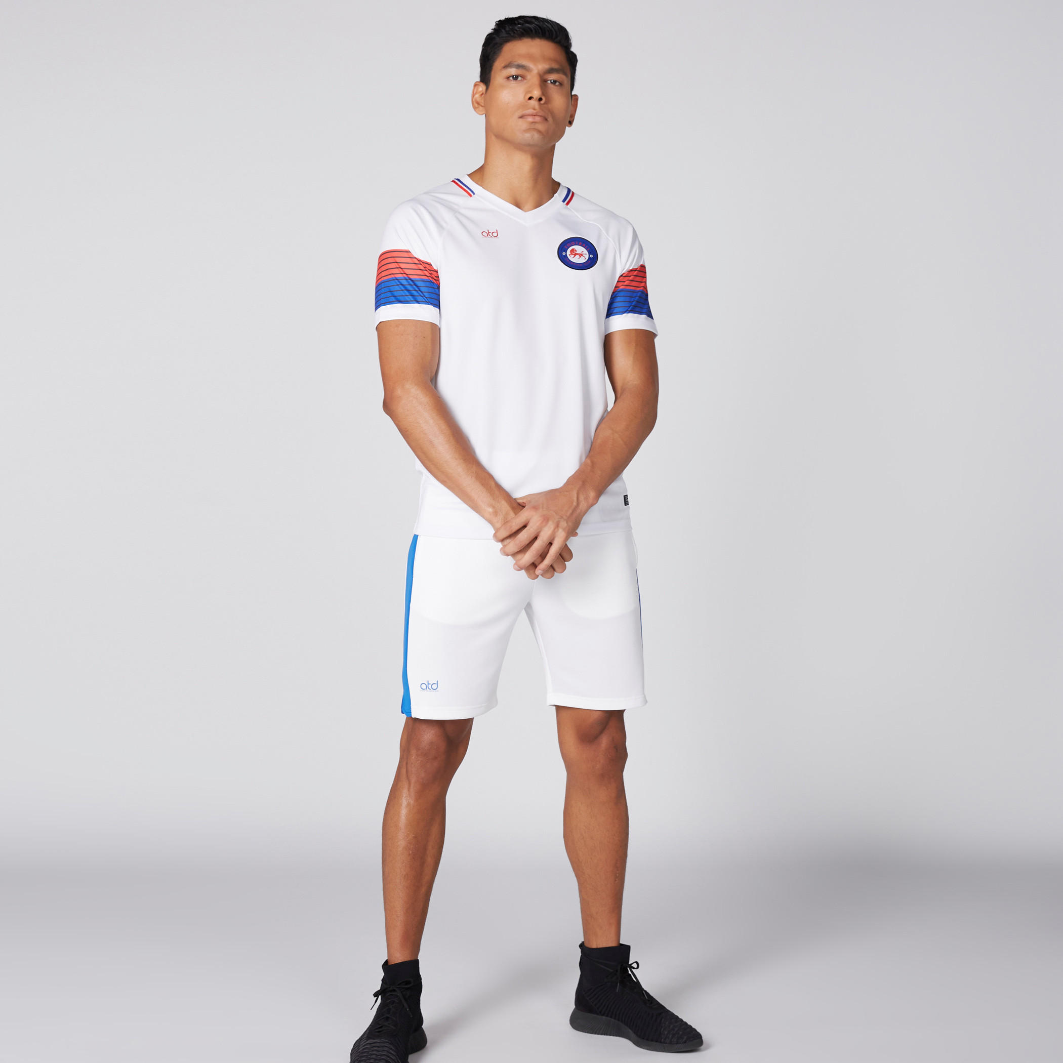 تيشيرت بياقة V وأكمام قصيرة وطبعات إنجلترا-men-clothing-tshirtsandpolos-tshirts-image-1
