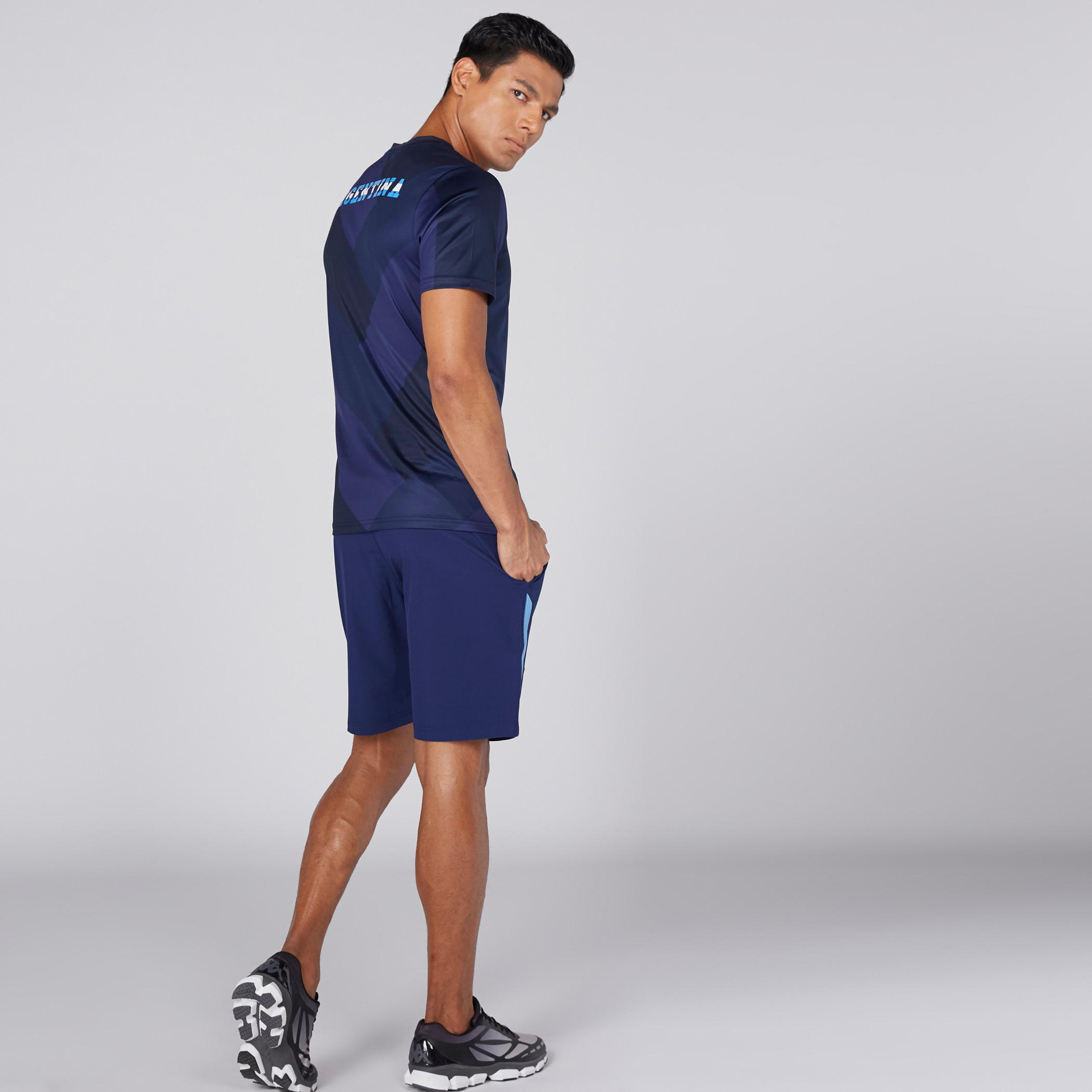 تيشيرت بياقة V وأكمام قصيرة وطبعات الأرجنتين-men-clothing-tshirtsandpolos-tshirts-image-1