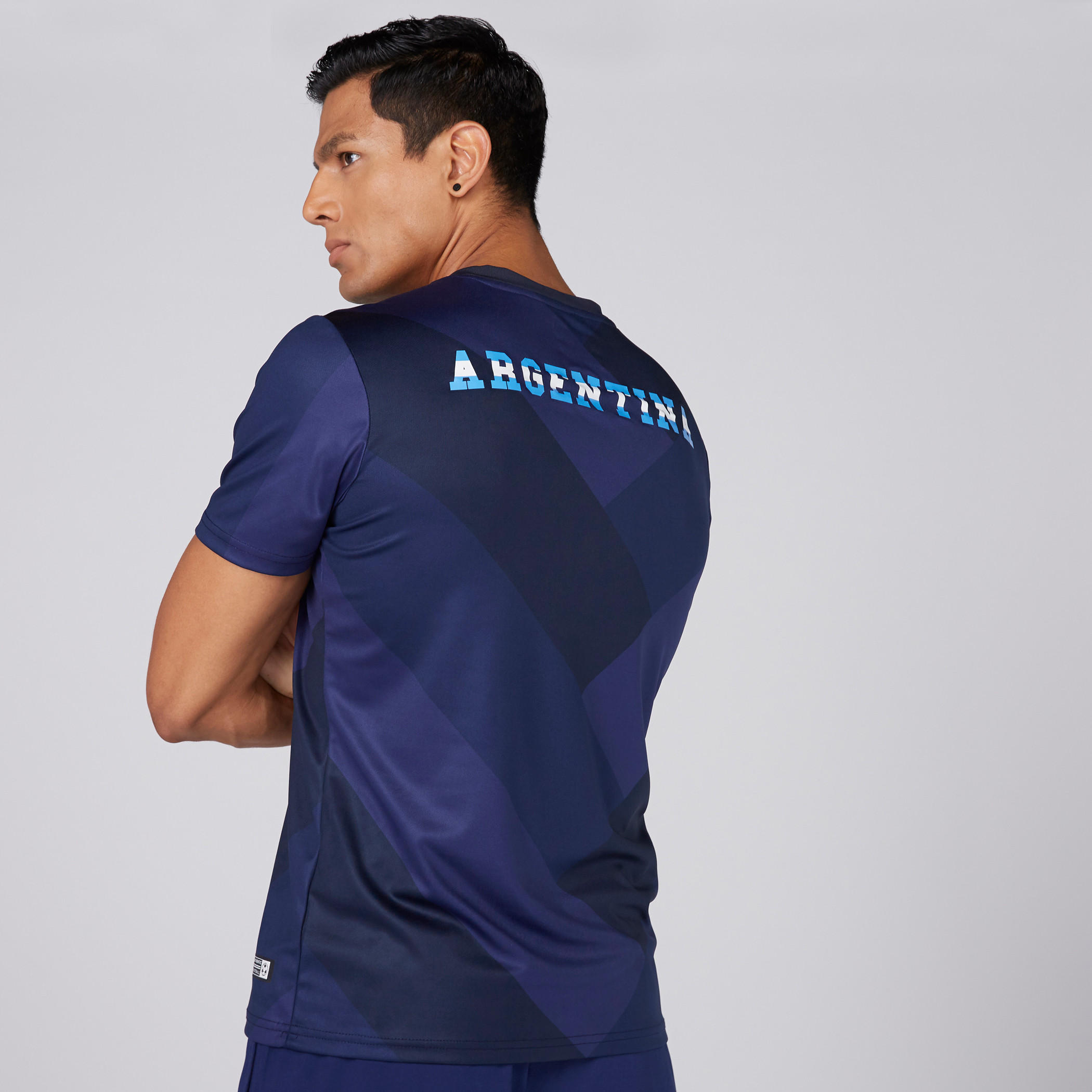 تيشيرت بياقة V وأكمام قصيرة وطبعات الأرجنتين-men-clothing-tshirtsandpolos-tshirts-image-3
